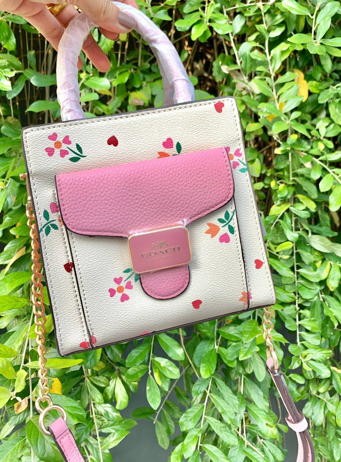 COACH MINI PEPPER CROSSBODY WITH HEART PETAL PRINT ((C7599)) พร้อมส่งที่ น้องใหม่ล่าสุดค่าา! กระเป๋าสะพายครอสบอดี้ร์ หรือหิ้วออกงานก็สวยไม่น้อยทีเดียวค่ะ หนังแท้นิ่มสวย ตัวกระเป๋าทำลายดอกหัวใจได้สวยงามน่าใช้มากๆเลยค่ะ