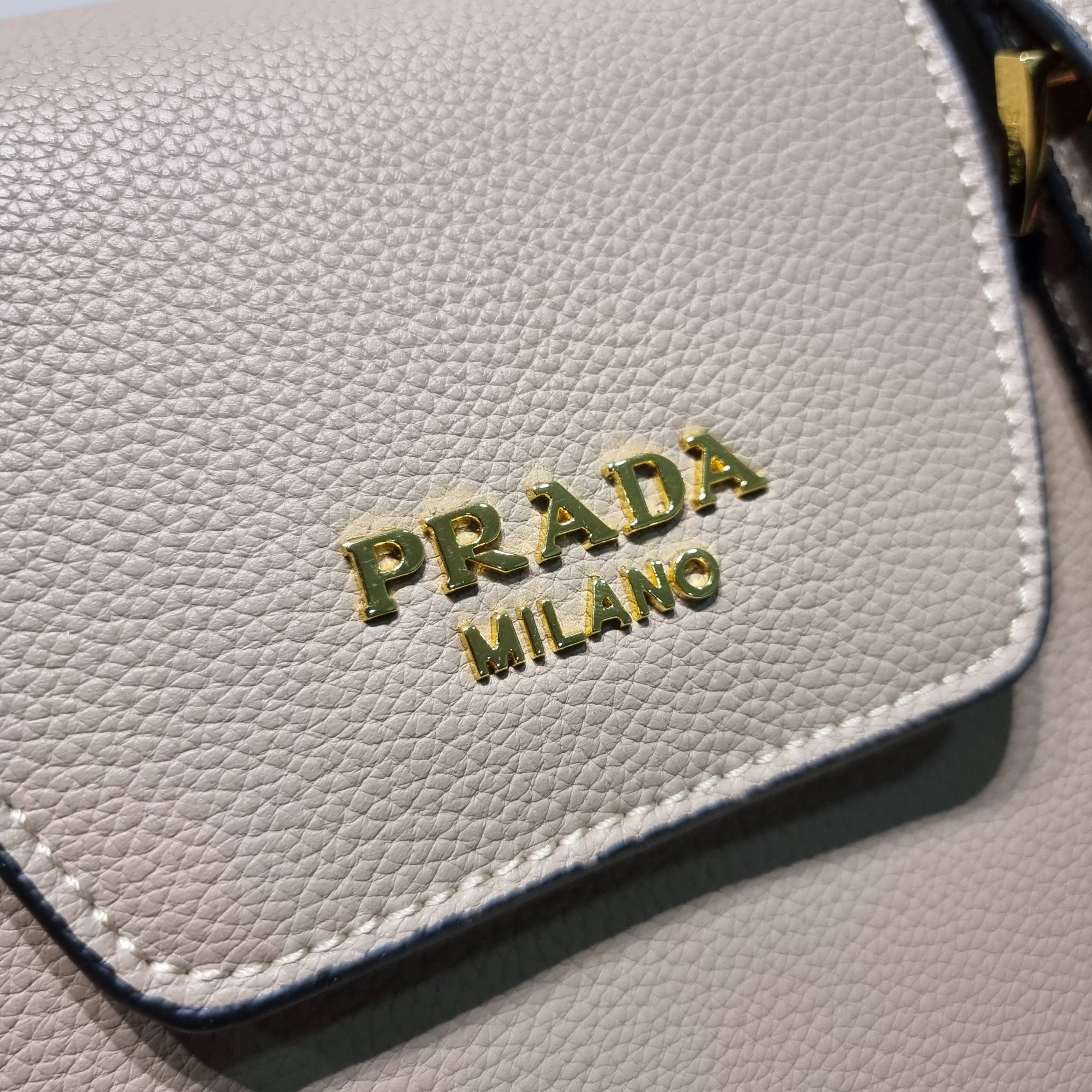 PRADA Saffiano leather bag / Prada leather bag กระเป๋าถือ/สะพายล่าสุด ที่ดีไซน์เรียบหรู สวยคมชัด เต็มไปด้วยดีเทลน่าใช้ สายคล้องไหล่ที่สามารถถอดออกได้