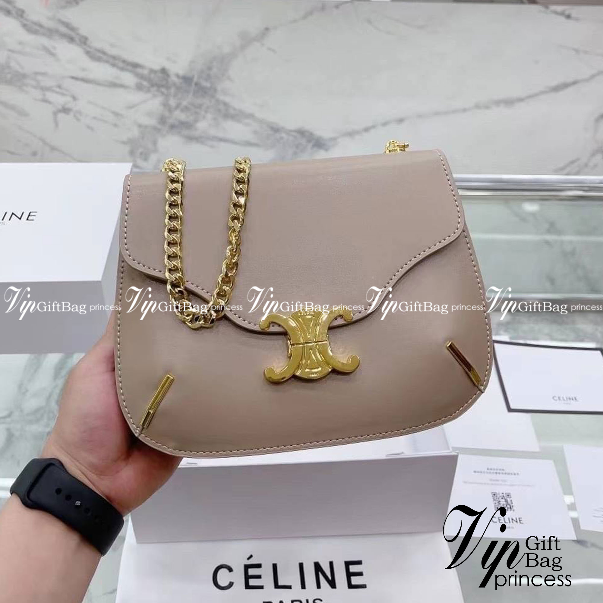 CELINE chain besace triomphe in shiny calfskin กระเป๋าสะพายสายโซ่ซีลีน รุ่นใหม่ล่าสุด อีกหนึ่งรุ่นในซีรีส์ Triomphe ที่ได้รับความนิยมอย่างมาก ด้วยรูปร่างทรงโค้งมนมีความคลาสสิกตามแบบฉบับแบรนด์