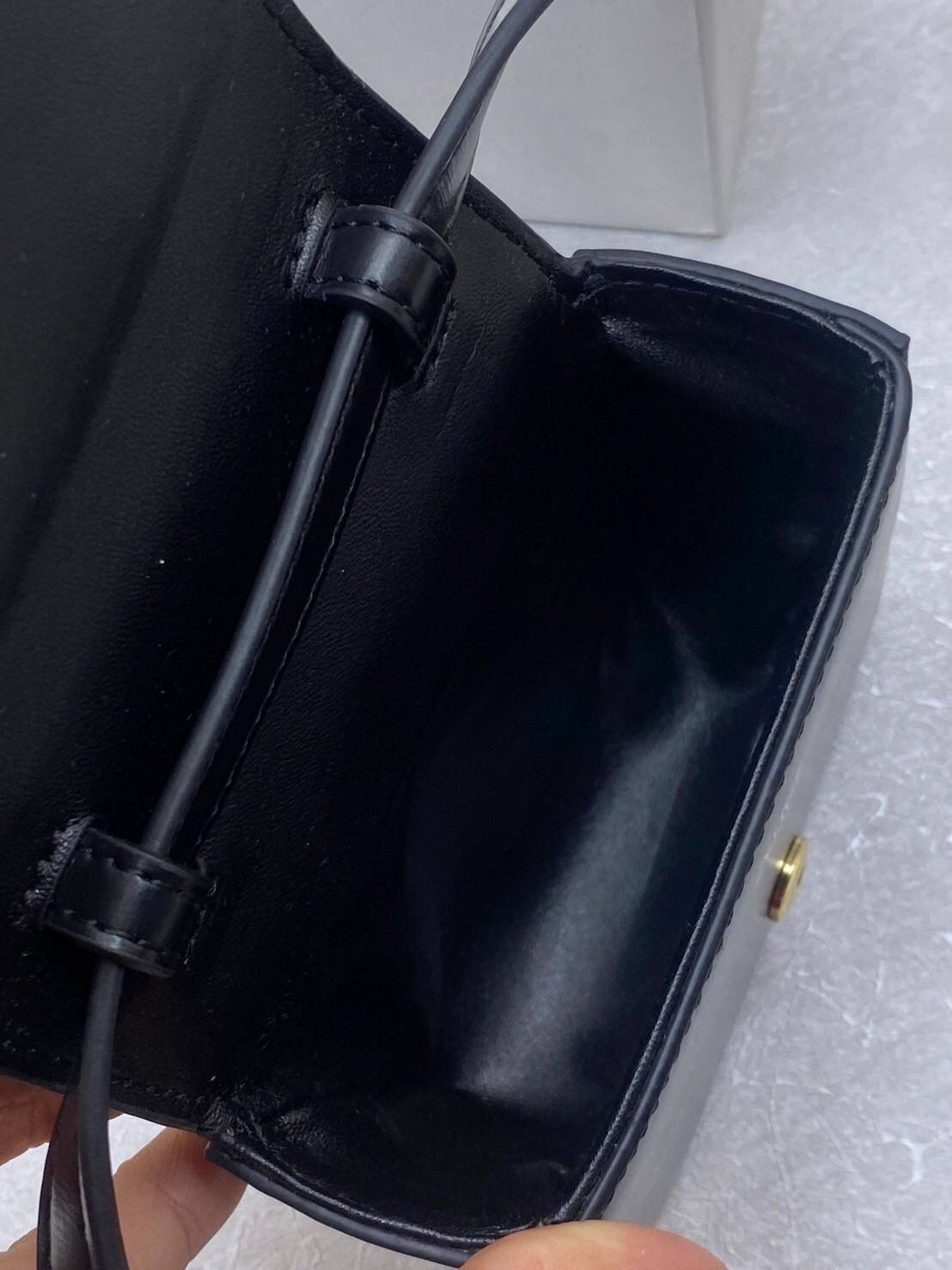 CELINE MINI TRIOMPHE IN TRIOMPHE Shiny calfskin เกรดออริจินอล กระเป๋ามินิทรงชิค ดีไซน์รูปกล่องสุดแสนมินิมอล สามารถสะพายแบบ Crossbody และยังเป็น Belt Bagได้อีกด้วย วัสดุแคนวาสลาย Triomphe แบบไม่มีตกยุค ด้านหน้าโดดเด่นด้วยโลโก้สีทอง