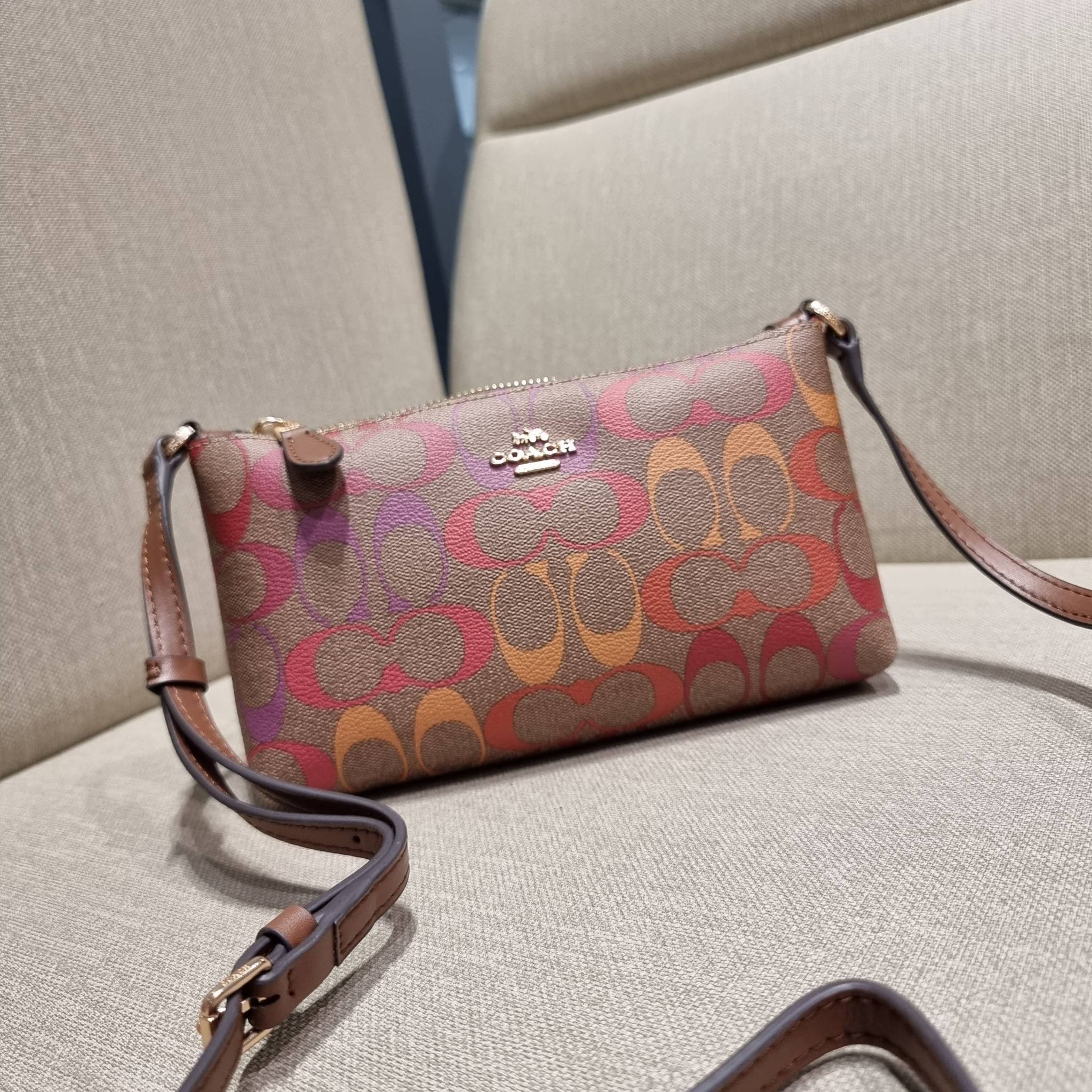 COACH C1653 ZIP TOP CROSSBODY IN RAINBOW SIGNATURE CANVAS คอลเลคชั่นใหม่ ปังและสวยไปอีกหนึ่ง สาวๆตามหาต้องไอเท็มนี้ กระเป๋าสะพายข้าง ใช้งานง่าย สายสะพายในตัว ปรับได้สบายๆ ดีไชน์รูปทรงออกมาคลาสสิค น่าใช้ วัสดุหนังแคนวาส เปิด-ปิดด้วยซิป ภายในเป็นช่องโล่ง มี