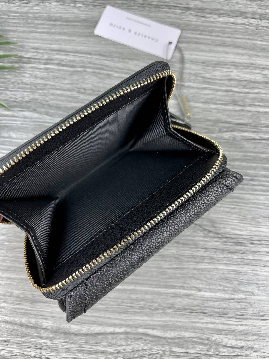 CHARLES & KEITH ENVELOPE SMALL WALLET กระเป๋าเงินใบกลาง วัสดุหนังพิมพ์ลายสีสวยน่ารัก ด้านหน้าปั๊มโลโก้แบรนด์ เปิดปิดด้วยกระดุมแม่เหล็ก