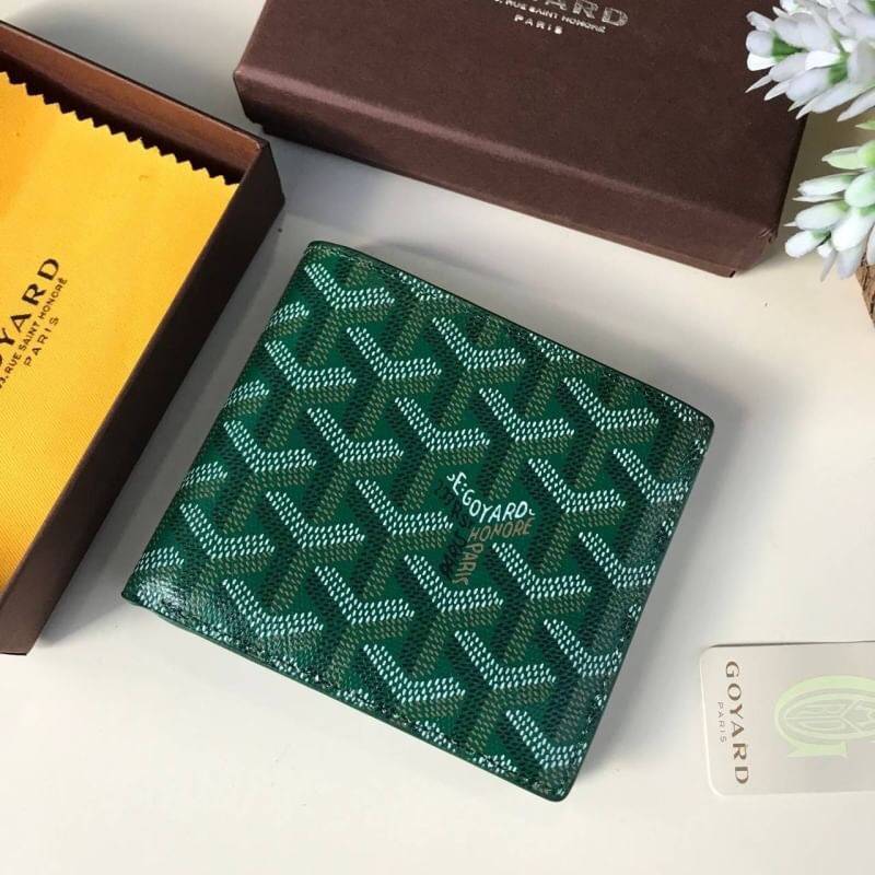 VIP GIFT 】GOYARD Victoire Bifold Wallet กระเป๋าสตางค์ผู้ชายใบสั้น พร้อมส่ง 6 สี พร้อมกล่องสวยหรูน่าใช้มากค่ะ อีกรุ่นที่ยอดขายไม่เคยตก 🤑🤑 ใบจริงดูผู้ดี ดูแพง!! ภายในมีช่องใส่บัตรได้เยอะ ใส่ธนบัตรได้ทุกใบ ห้ามพลาดจร้าา!! ((รุ่นเดินด้ายโทนสีเ