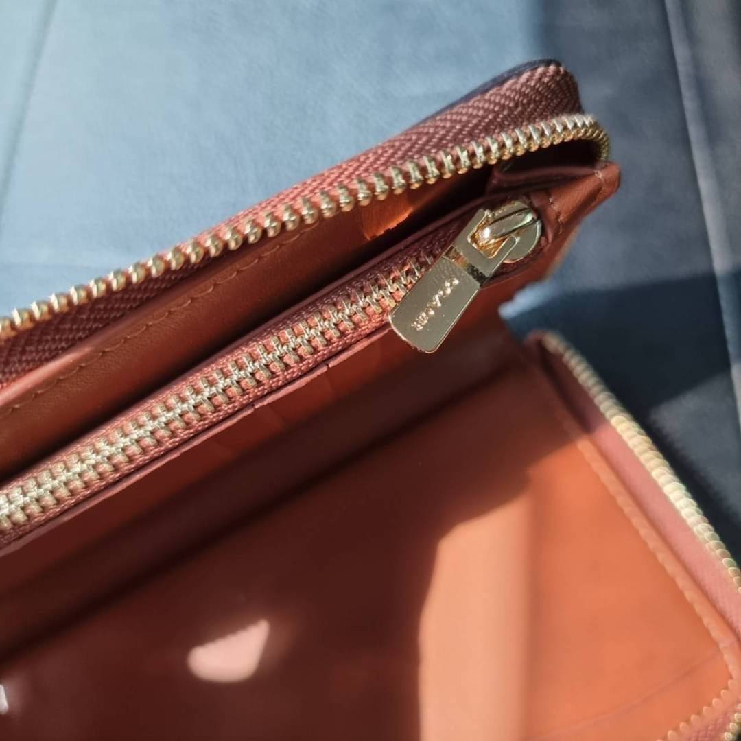 COACH F57468 PHONE WALLET IN SIGNATURE COATED CANVAS กระเป๋าสตางค์ถนอมมือถือ!! 2IN1 สุดๆ ใส่โทรศัพท์ ใส่เงิน ใส่บัตร ครบถ้วน!! จบในใบเดียวจ้า ขนาดกำลังเหมาะมือ วัสดุหนังแคนวาสเคลือบลาย คุณภาพดี สาวๆมีไว้ติดตัวสักใบ ไม่ผิดหวังจ้า