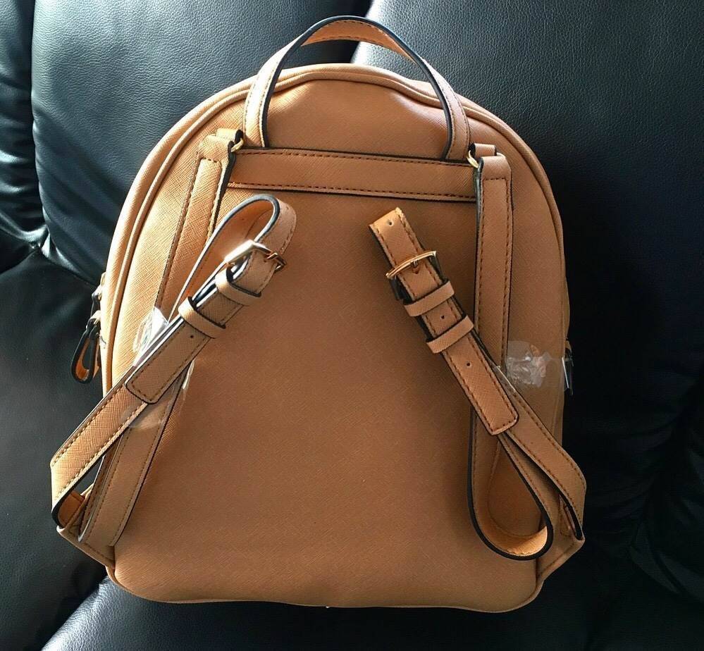 NEW!!! GUESS WOMAN'S BACKPACK ใครไม่มีจัดว่าพลาด!! กระเป๋าเป้ขนาดกระทัดรัดสำหรับสาวๆสากวก guess วัสดุทำจากหนัง PU นำหนักเบา เพิ่มความสะดุดตาด้วยโลโก้แบรนด์ปั้มตัวนูนสายสะพายหลังปรับเลื่อนได้ ภายในจุของได้เยอะ มีช่องกระเป๋าเล็กภายใน