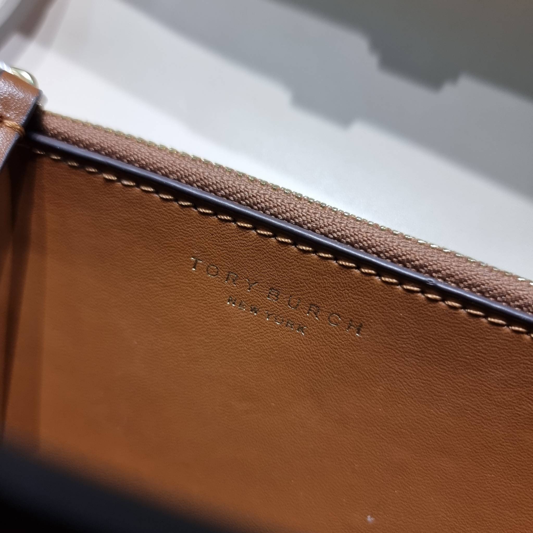 Tory Burch Bag / TORY BURCH ELEANOR SMALL CONVERTIBLE SHOULDER BAG ฮอตไอเท็ม รุ่นนี้ขายดีขายหมด สวยหรู คุณหนู ผู้ดี!! หายากมากแล้วน้า กระเป๋าสะพายข้าง ดีไซน์อยู่ทรง ขนาดกำลังสะดวกใช้ เปิด-ปิดด้วยแถบแม่เหล็ก ภายในแบ่งสัดส่วนได้เป็นอย่างดี