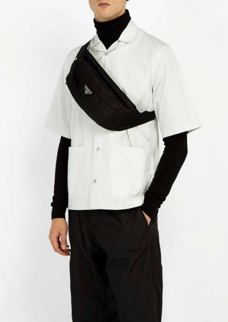 Prada Nylon Belt Bag รุ่นยอดฮิต! กระเป๋าคาดอก น้ำหนักเบา ดีไซน์เป็นเอกลักษณ์ เหมาะกับสายStreet มากๆค่ะ ทรงสาย จุของได้เยอะ ด้านหน้าประดับมีป้ายโลหะโลโก้แบรนด์