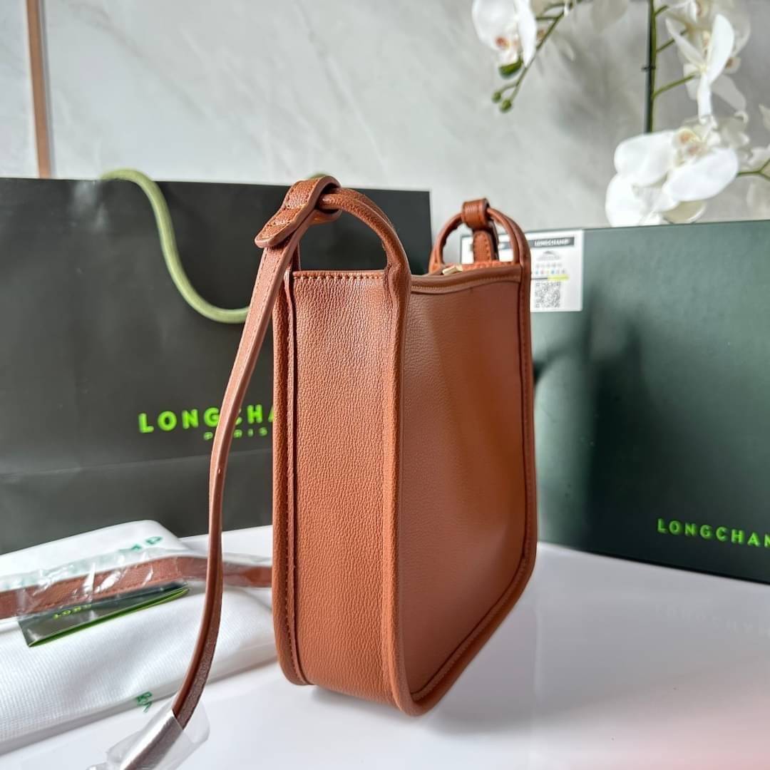 LONGCHAMP LE FOULONNÉ CROSSBODY BAG กระเป๋าสะพายที่เรียบง่ายและดูดี การออกแบบที่คล่องตัวของรุ่นนี้เหมาะอย่างยิ่ง