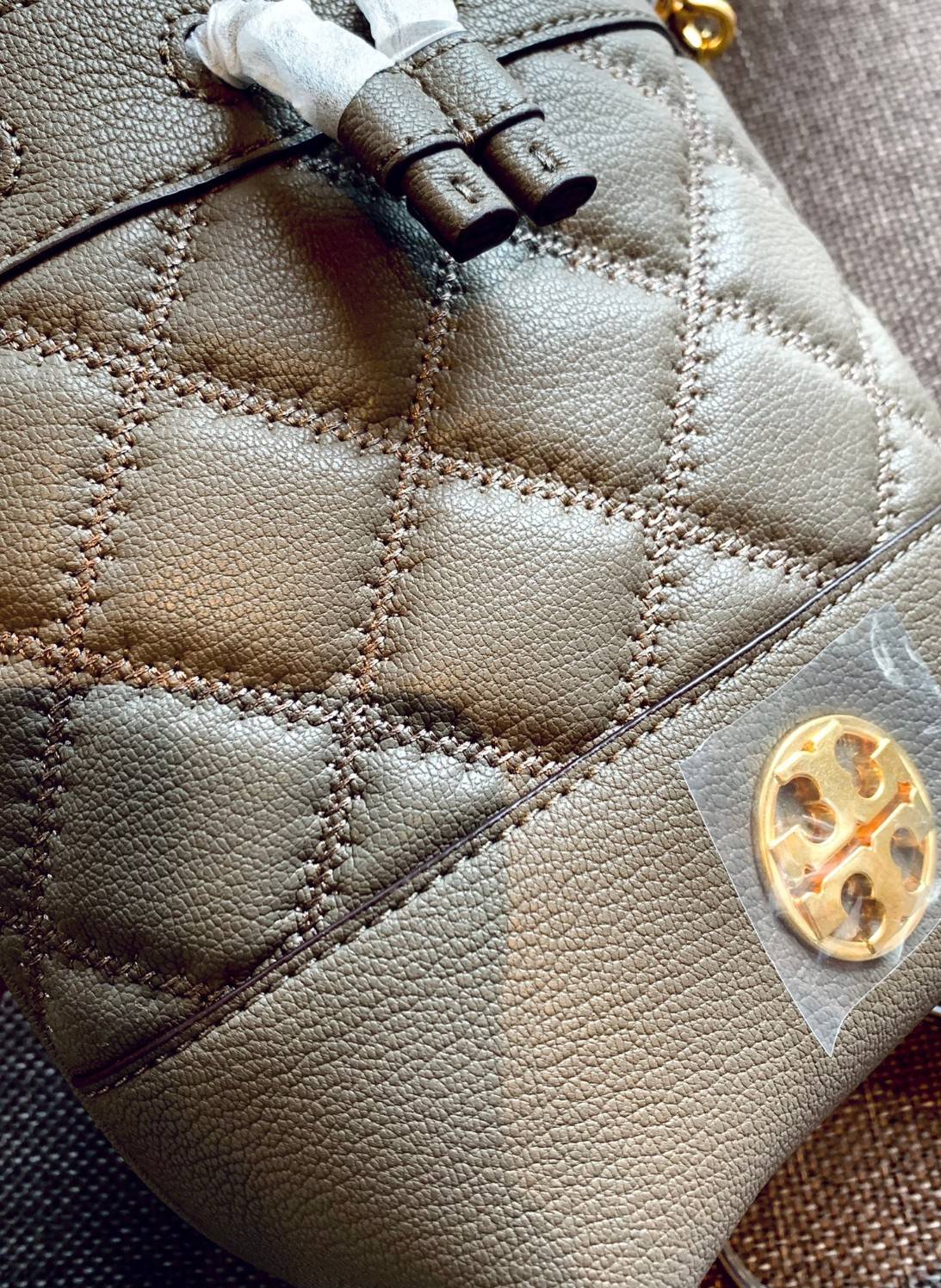 น้องสวยเกินเบอร์ คุณภาพแน่น จำนวนจำกัด! TORY BURCH MINI WILLA BUCKET BAG พร้อมส่งที่ไทย แนะนำต้องมีค่า กระเป๋าทรงจนมจีบ หนังแกะแท้((หนังแกะจะมีคุณภาพดีและแพงกว่าหนังวัวนะคะ)) ลายหนังสวย เดินด้ายลายนวม สัมผัสแล้วสาวๆหลงรักแน่นอนค่าา
