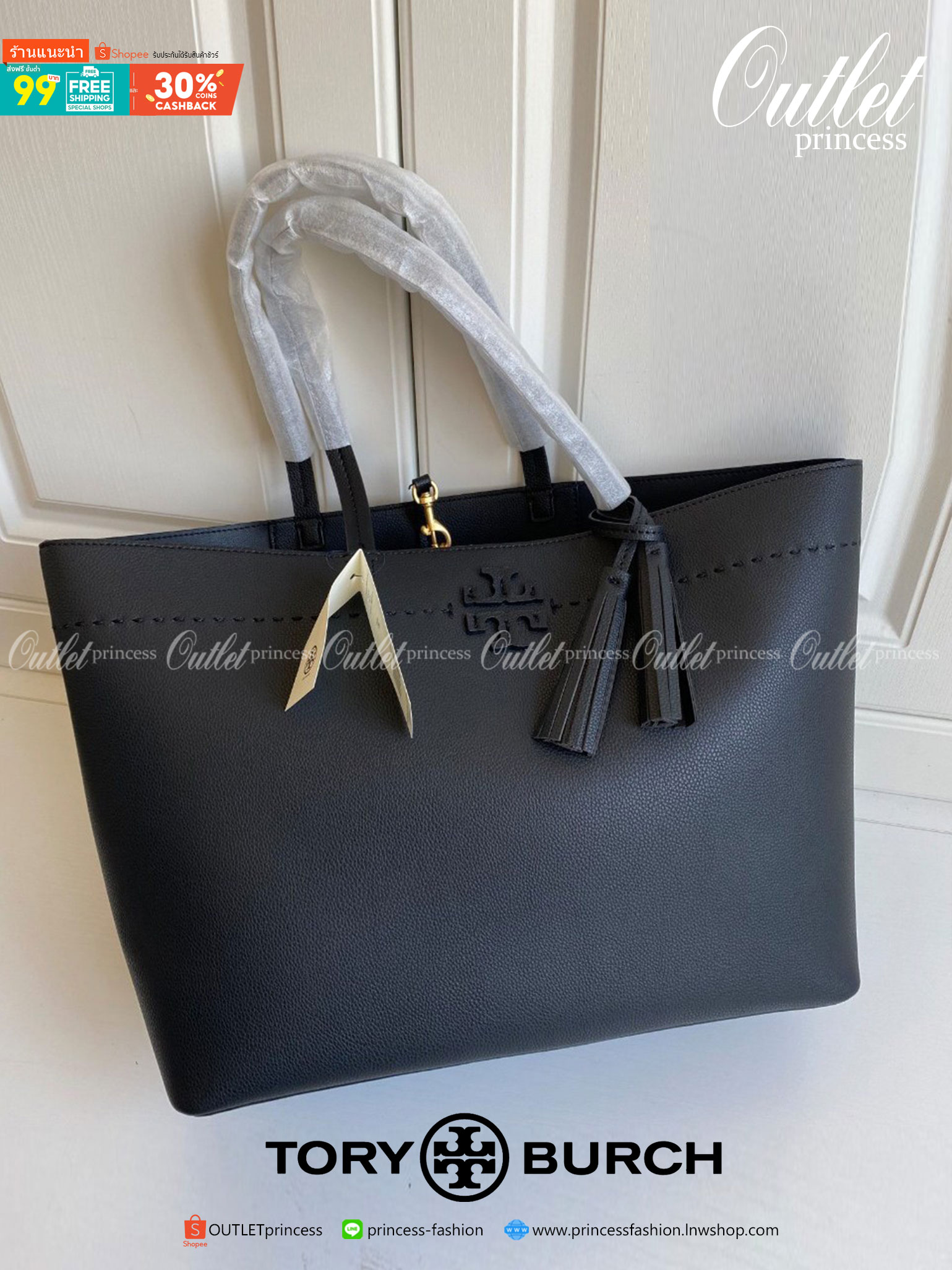 ของแท้ 💯% TORY BURCH MCGRAW LEATHER TOTE BAG กระเป๋าสะพายไหล่ทรงช้อปปิ้งใบใหญ่ สีดำสุดคลาสิค ตัวกระเป๋า วัสดุหนังแท้ ด้านหน้าปั้มทองโลโก้แบรนด์ ภายในช่องหลัก โล่งกว้าง มีช่องใส่ของย่อยอีกช่อง ใส่สมุดโน้ต ไอแพด หรือเสื้อผ้าสัก2-3ชุดได้สบายค่ะ
