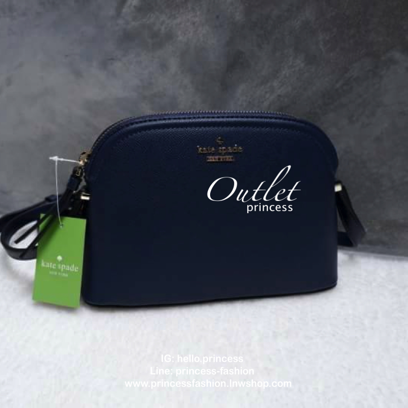 Katespade Crossbody Bag ด้านหน้าติดโลหะชื่อแบรนด์อะไหล่สีทอง เปิดปิดด้วยช่องซิป ด้านในเป็นช่องใส่สิ่งของ และมีป้ายหนังปั๊มโลโก้แบรนด์ ผ้าบุเป็นลายแบรนด์อีกด้วย รุ่นนี้มาพร้อมสายสะพายยาวปรับระดับได้ ทรงนี้สะพายกี่ทีก้อไม่มี out นะจ้ะสาวๆ