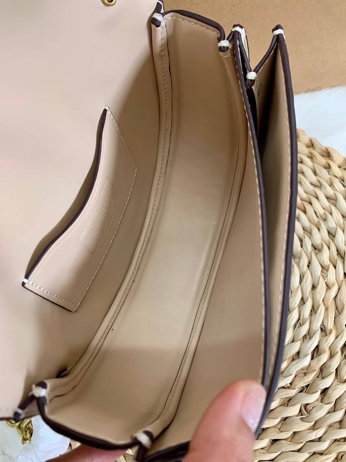 COACH ALIE SADDLE BAG IN SIGNATURE JACQUARD (C4694//C3464) New item!! กระเป๋าสะพายทรง saddle ดีไซน์วินเทจย้อนยุค แฝงความหรูในตัวด้วยอะไหล่สีทองเหลือง โดดเด่นไม่ซ้ำใครแน่นอน วัสดุผ้า jacquard สลับหนังแท้ ภายในเป็นช่องโล่ง มาพร้อมสายสะพายครอสบอดี้ ที่สามารถ