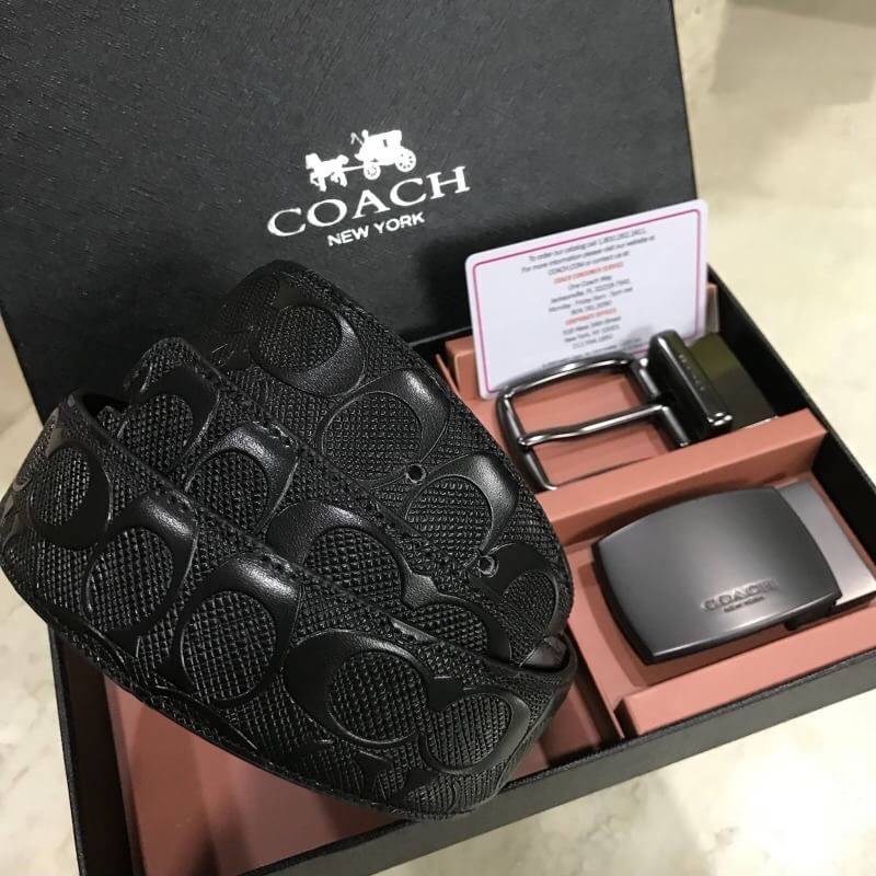 COACH BELT VALUE PACK BOX SET เซทเข็มขัด 2in1 Limited Edition จาก Coachในเซทมีหัวเข็มขัด2แบบ2สไตล์สวยน่าใช้ สายเข็มขัดสามารถกลับด้านใช้ได้2ด้านมี2ลายให้หนุ่มๆสลับใช้ได้ถึง4แบบในเซทเดียวไม่จำเจ สายเข็มขัดปรับระดับได้เจาะรูปเพิ่มได้ มาพร้อมกล่องเเละถุงกระดา
