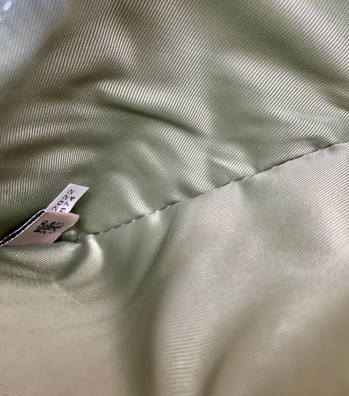 พร้อมส่งครบ 5 สี กระเป๋าสตางค์ที่สาวๆต้องมีติดตัวค่าา😘 COACH TECH WALLET IN COLORBLOCK SIGNATURE ((C2874)) ✔️กระเป๋าเงินใบยาว หนังแท้ พร้อมสายคล้องมือในตัวค่ะ ✔️เปิดปิดด้านหน้าแบบฝากระดุม ภายในมีช่องใส่ธนบัตร2ช่อง ;สามารถใส่มือถือ ip