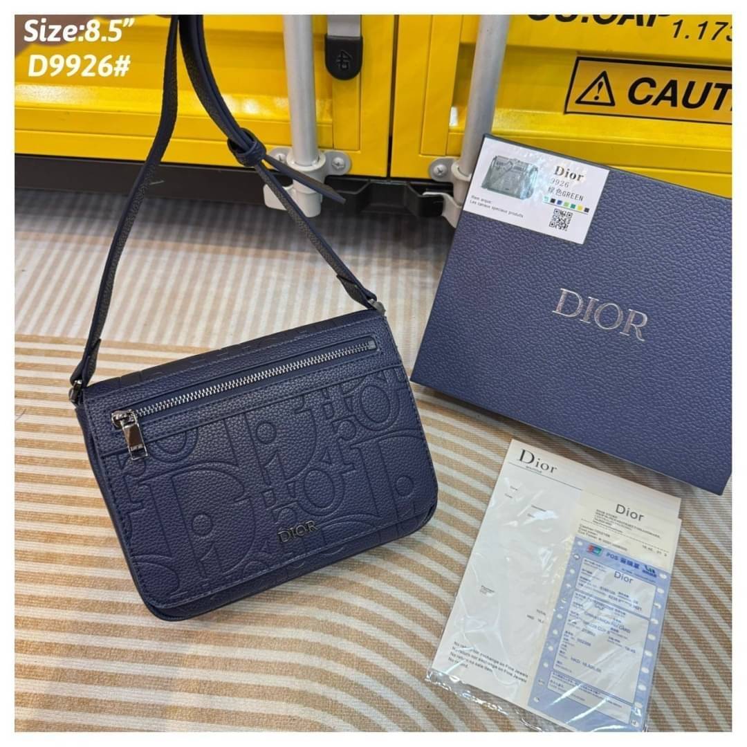 DIOR Messenger Bag with Flap กระเป๋าสะพายทรงแมสเซ็นเจอร์ รูปทรงใหม่ทันสมัย ปั้มลายแบรนด์สง่างามเหนือกาลเวลา ใหม่ล่าสุด ไอเท็มที่หนุ่มๆต้องไม่พลาด -- [รับตัวแทนกระเป๋า]