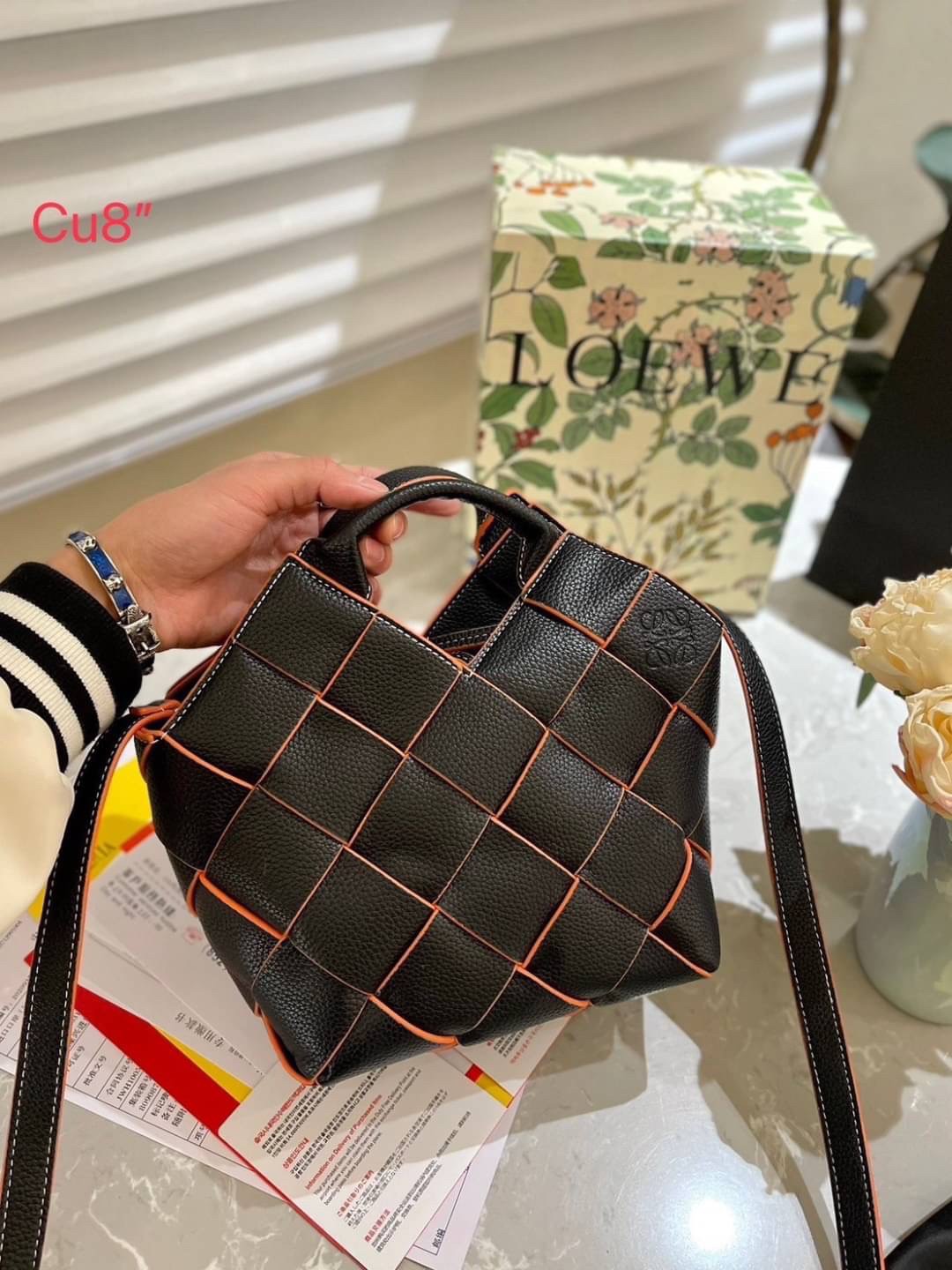 LOEWE WOVEN BASKET LEATHER BAG 20cm กระเป๋าสะพายถักทอด้วยความปราณีต ขนาดกำลังดีจุได้แบบเน้นๆ วัสดุหนังอย่างดีเต็มใบ หรูเลิศ