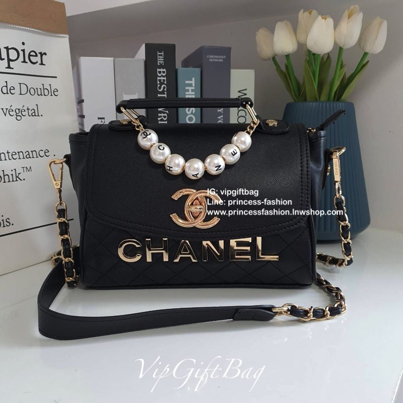 CHANEL VIP GIFT SHOULDER BAG รุ่น LIMITED จากงาน VIP GIFT(GWP) **มันดียยยย์มากแม่ ของแท้100% วัสดุหนังคาเวียร์เต็มใบ ด้านหน้าประดับโลโก้ทองสุดหรู ประดับสายร้อยลูกปัด CHANEL ฝากระเป๋่เปิดปิดด้วยกระดุมแป้กหมุน ด้านในรูดซิปอีกชั้น ช่องใหญ่กว้าง ด้านนึงเป็นช่