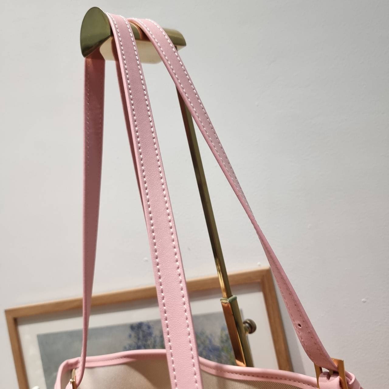 M.C.M MEDIUM HIMMEL SHOPPER IN LAURETOS คอลเลคชั่นใหม่ พร้อมสีใหม่ ดีไซน์ละมุน น่าใช้มากๆ กระเป๋าทรงช้อปปิ้ง เรียบหรู พิเศษสุดกับพวงหนังพร้อมห่วงกุญแจทึ่สามารถห้อยพวงกุญแจน่ารักๆได้