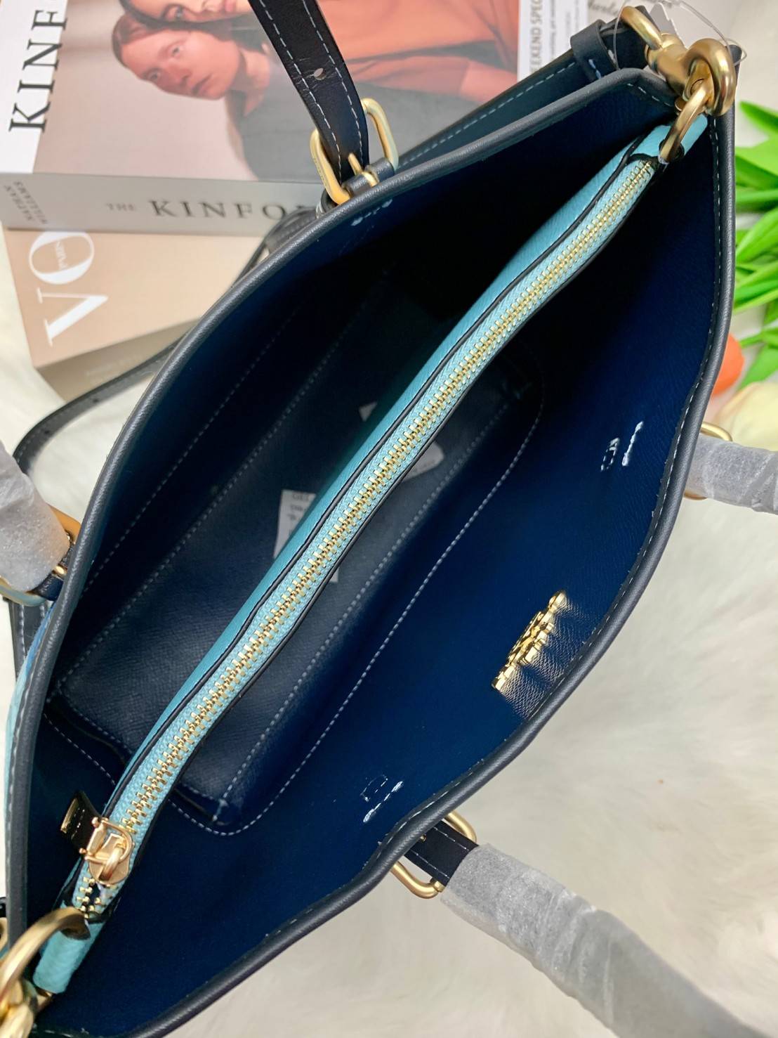 COACH C4086 MOLLIE TOTE 25 IN SIGNATURE JACQUARD WITH STRIPES แจกความสดใสด้วยลุคคัลเลอร์ฟูล กระเป๋าทรงโท้ท มินิไซส์ ตกแต่งลายเอกลักษณ์ถักทออยู่บนผ้า jacquard ตัดกับลายเส้นสีสันสวยงาม ลงตัวไม่ซ้ำใคร ภายในเป็นช่องโล่ง มีช่องซิปกลางใส่ของได้ ขนาดกำลังดีแบบใส