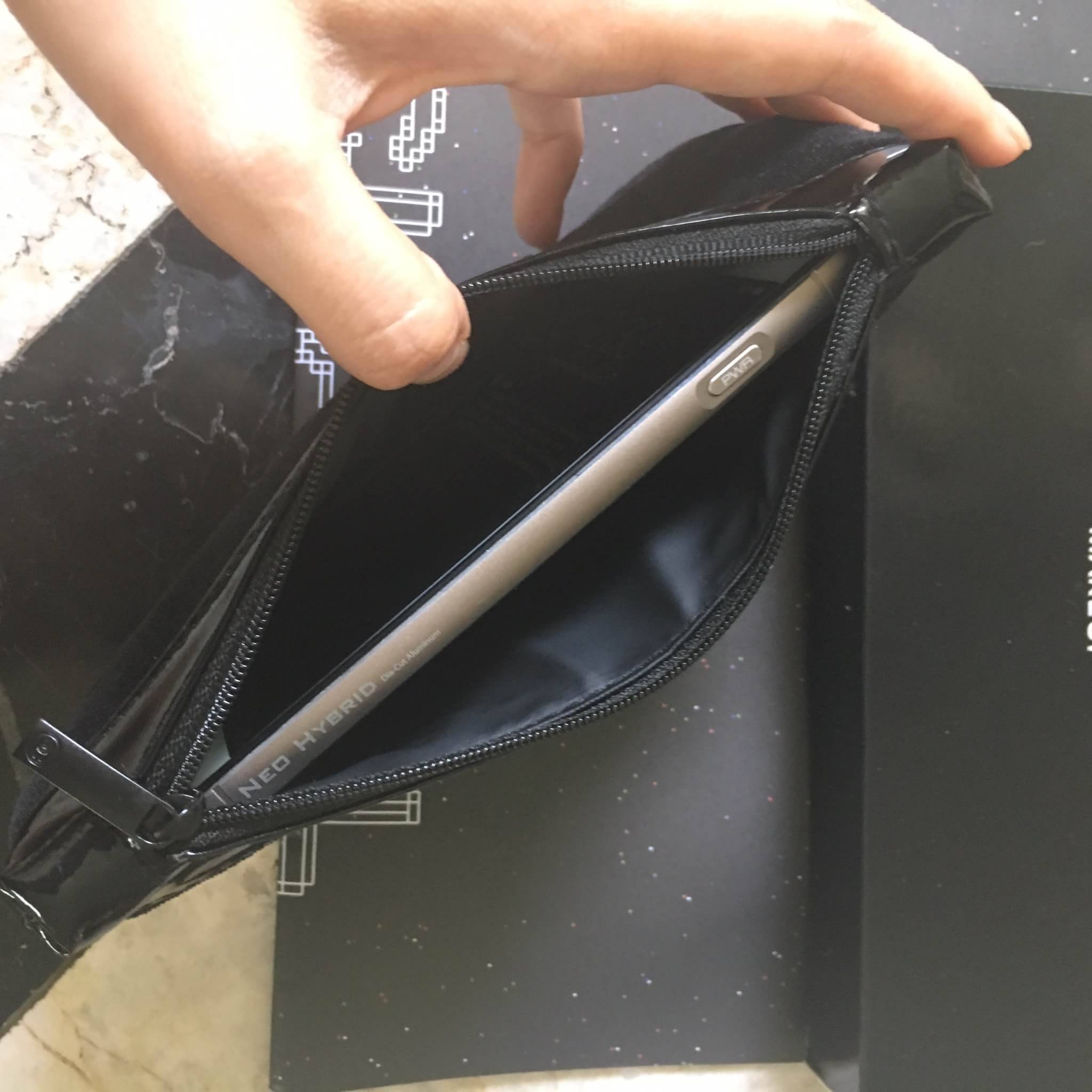 กลับมาอีกครั้งคะ! Gift set สุดหรู Chanel clucth vip gift จากเคาเตอร์แบรนด์ดัง เป็นกระเป๋าผ้าขนนิ่มอย่างดี เปิดปิดด้วยซิปปั้มแบรนด์ ติดโลโก้แบรนด์ด้านหน้า ขนาดกำลังดีคะ ถือแล้วสวยมากๆ ใส่มือถือได้ถึง iphone7+ หรือใส่เงิน คสอ.ได้สบายๆเลย สวยหรูมากค้า ให้เป็