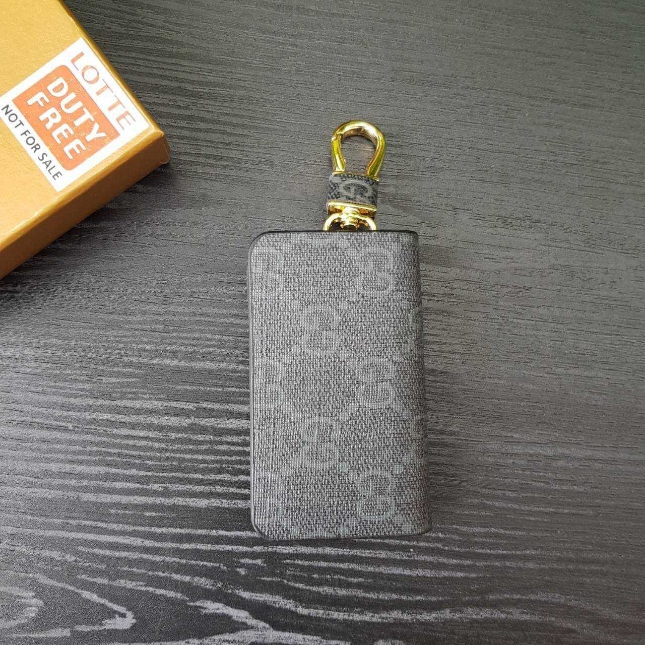 GUCCI Keychain กระเป๋าพวงกุญแจสุดหรูหรา ที่จะทำให้การหากุญแจรถยนต์ของคุณเป็นเรื่องง่าย ขนาดกระทัดรัด หยิบจับง่าย