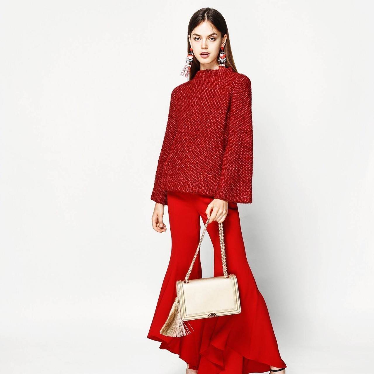 Pedro Velvet Tassel shoulder Bag รุ่นใหม่ชนช้อป!! จากแบรนด์ในเครือ charles&keith กระเป๋าสะพายข้างทรงกล่อง ตั้งอยู่ทรง สายสะพายโซ่ร้อยหนัง อะไหล่ทองทั้งใบ ด้านข้างประดับพู่สุดหรูสามารถสะพายได้ทั้งสายเดี่ยวและสายคู่ ภายในมีช่องซิปแยก สามารถใส่กระเป๋าสตางค์ท