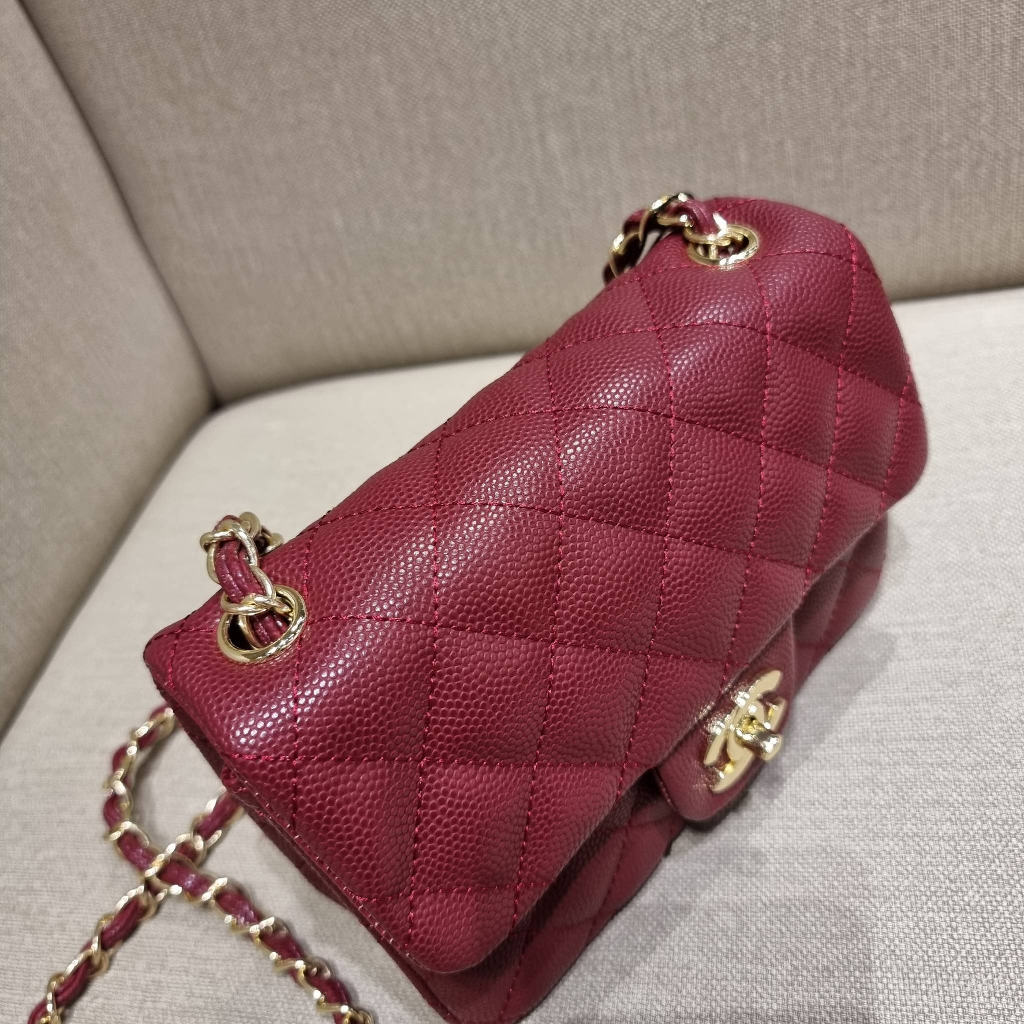 VIP 】3สี คัมแบคทูสต็อค!! จัดมาแน่นๆ พร้อมสีรับความเฮง!! พรีเมี่ยมจากแบรนด์ Chanel vip สุดพิเศษจากเคาน์เตอร์ กระเป๋าสะพาย หนังสังเคราะห์ลายคาร์เวีย หรูหราทั้งอะไหล่เงินและอะไหล่ทอง สะพายแล้วขับผิวมากๆใบนี้ เปิด-ปิดกระเป๋าด้วยตัวบิดล็อค ภายในกระเป๋าบุหนังสี