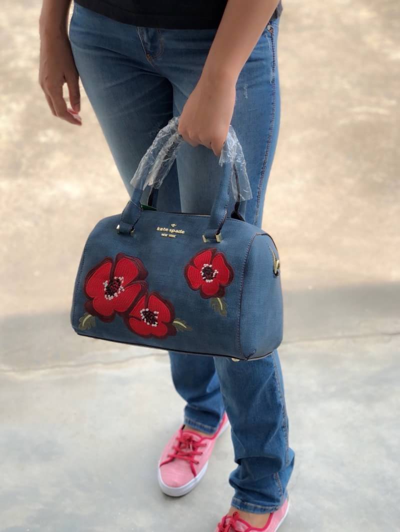 New arrival. Kate spade new york women’s bag 2018 พร้อมส่งรุ่นใหม่ล่าสุด กระเป๋าถือหรือสะพายข้างทรงหมอน มีมาให้เลือกถึง 4 ลาย ด้านหน้าติดโลหะโลโก้แบรนด์ตัวใหญ่ อะไหล่ทอง เปิดปิดกระเป๋าแบบซิป ภายในโล่ง กว้าง ใส่ของจุ มีช่องซิปหนึ่งช่อง ช่องเล็กสองช่อง ด้าน