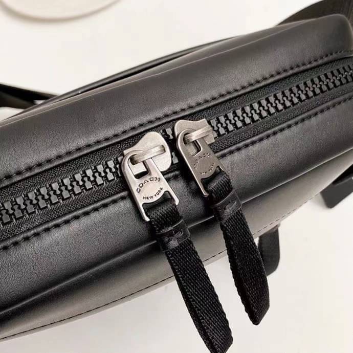 COACH EDGE CROSSBODY IN SIGNATURE CANVAS กระเป๋าสะพายครอสบอดี้ร์ วัสดุหนังแท้ หนังนิ่มอย่างดีค่ะ ด้านหน้ามีช่องซิปซ่อนให้หนึ่งช่อง เปิดปิดช่องหลักแบบซิปคู่ภายในกว้าง ใส่ของได้จุเลยนะคะ มีช่องซิปและช่องเล็กให้อีก2ช่อง;ด้านหลังกระเป๋าเป็นช่องโล่งใส่ของอีกช่