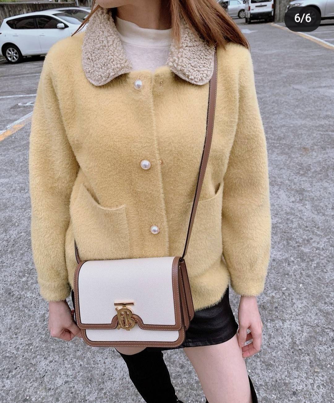 BURBERRY FRAGRANCES CROSSBODY BAG VIP GIFT WITH PURCHASE (GWP) พรีเมี่ยมกิ๊ฟ Limited Edition จากน้ำหอม BURBERRY วัสดุ Canvas & Leather ทรงเหลี่ยมสวยหรูอยู่ทรงมีโลโก้แบรนด์ด้านหน้า เปิดปิดด้วยฝาปิดมีสัญลักษณ์รูปตัวB ภายในมีช่องแบ่งเป็นสัดส่วนสามารถใส่มือถื