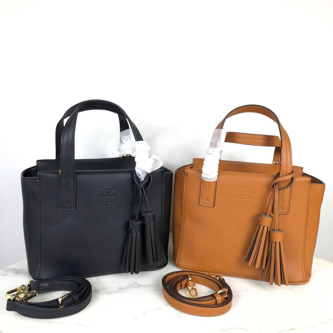 TORY BURCH Handbag / TORY BURCH shoulder bag พร้อมส่งที่ไทย กระเป๋าถือ หรือสะพาย TORY BURCH เปิด - ปิดกระเป๋าด้วยซิป ด้านในมีช่องซิป 1 ช่อง ช่องใส่ของ 1 ช่อง หูจับสูง 12 cm มาพร้อมสายสะพายยาว สามารถถอดและปรับได้ 3 ระดับค่ะ