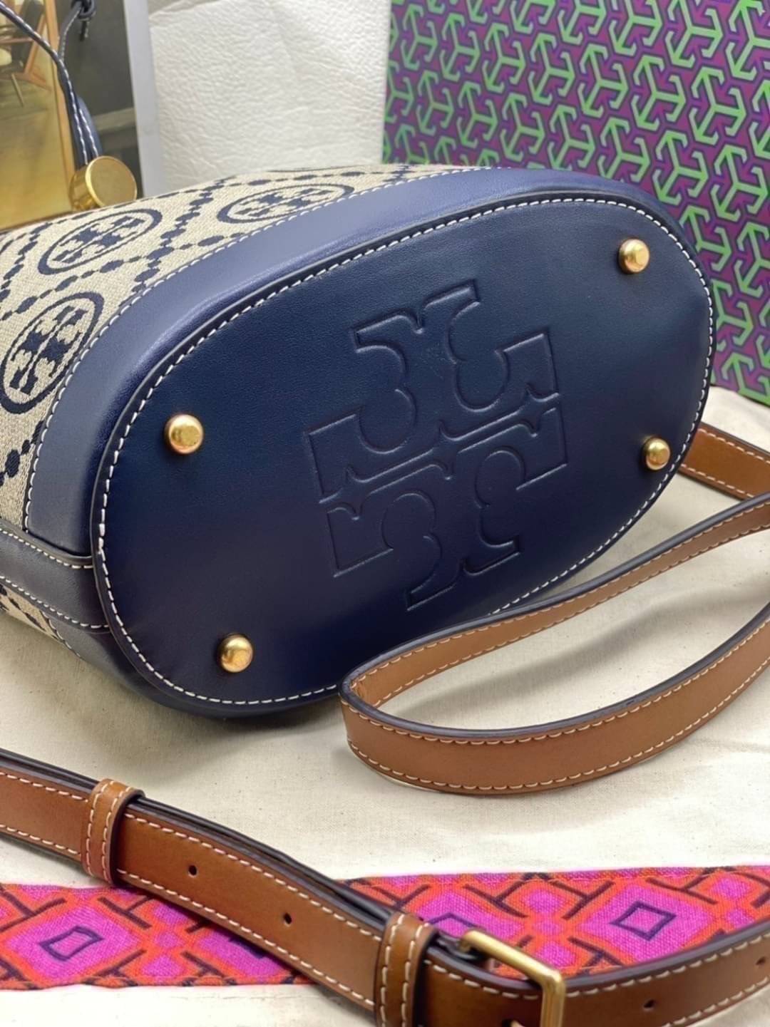 Medium Tory Burch T Monogram jacquard bucket bag กระเป๋าทรงบัคเก็ตลายโมโนแกรม ที่ได้รับแรงบันดาลใจมาจากโลโก้สุดคลาสสิก กลับมาอีกครั้งในรูปแบบของ ลวดลาย T Monogram ที่ผสมผสานความร่วมสมัยเข้ากับความเป็นเอกลักษณ์ของแบรนด์เข้าไว้ด้วยกัน