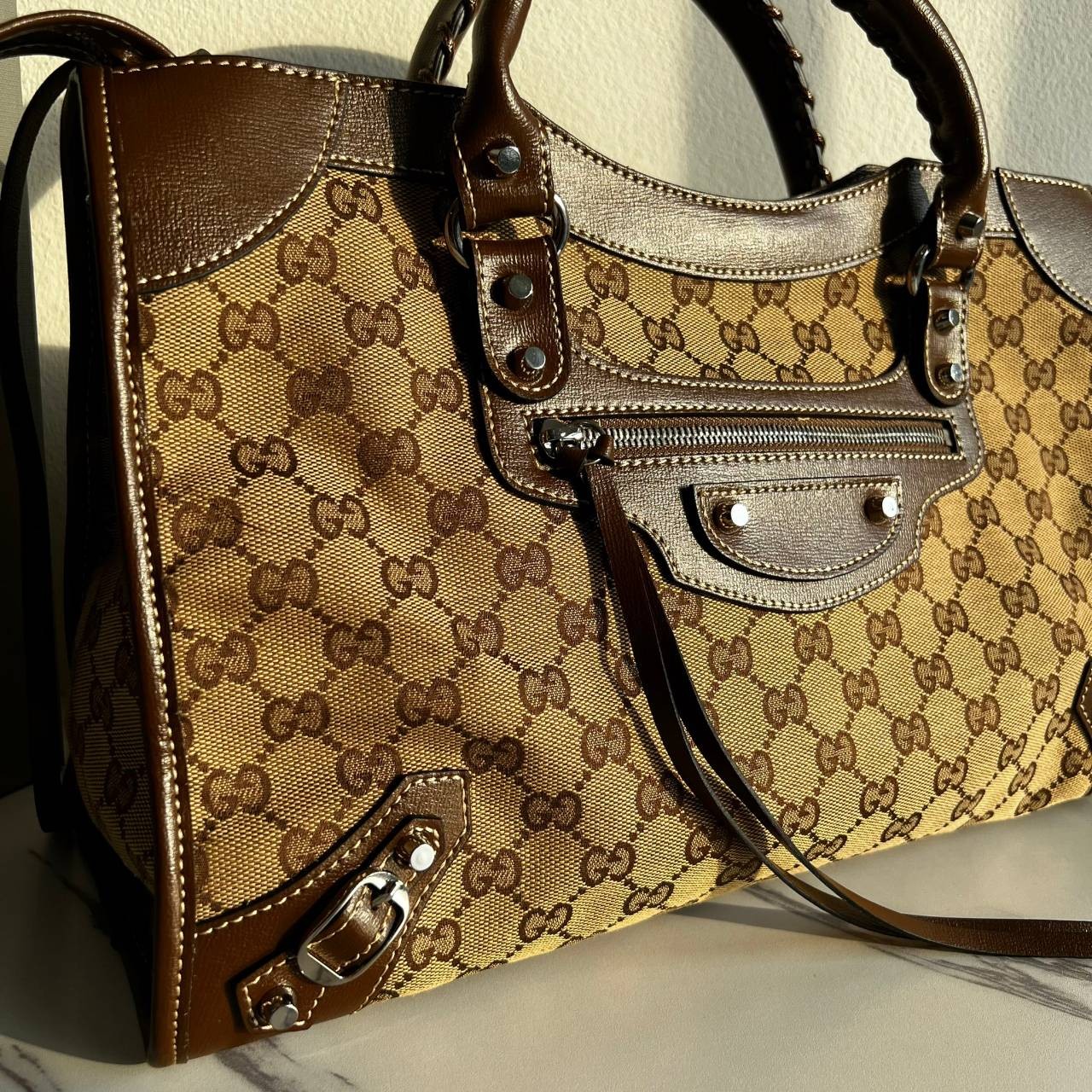 หนังแท้ Gucci The Hacker Project medium Neo Classic bag พร้อมส่งที่ไทย มาแล้วนะค้า มาแรง ขายดีม๊ากกกค่ะ GUCCI x BALENCIAGA CITY BAG ใบนี้มีสายสะพาย มาแรงที่สุดในตอนนี้ เป็นการออกแบบร่วมกันของ2แบรนด์ดัง เฟียส สวย แพทเทิร์นลาย ทรง เป๊ะๆ งานเทพสุดแบบเทียบแท้