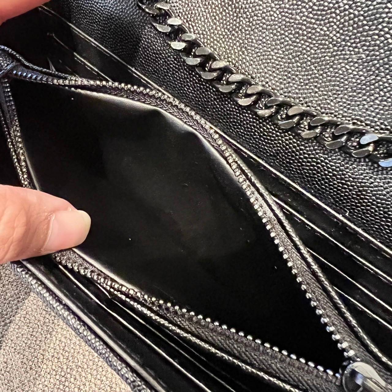 ไม่เคยผิดหวังจริงๆ!! กับรุ่นที่สาวๆรู้กัน Yves Saint laurent clutch bag with chain กระเป๋าสะพายทรง woc สุดฮอต ดีไซน์เรียบหรู โดดเด่นด้วยโลโก้ด้านหน้า เพิ่มดีเทลความผู้ดี วัสดุหนัง pepble ทนทาน ใช้งานง่ายเพียงแค่เปิด-ปิดด้วยกระดุมแม่เหล็ก ภายในแบ่งสัดส่วนไ