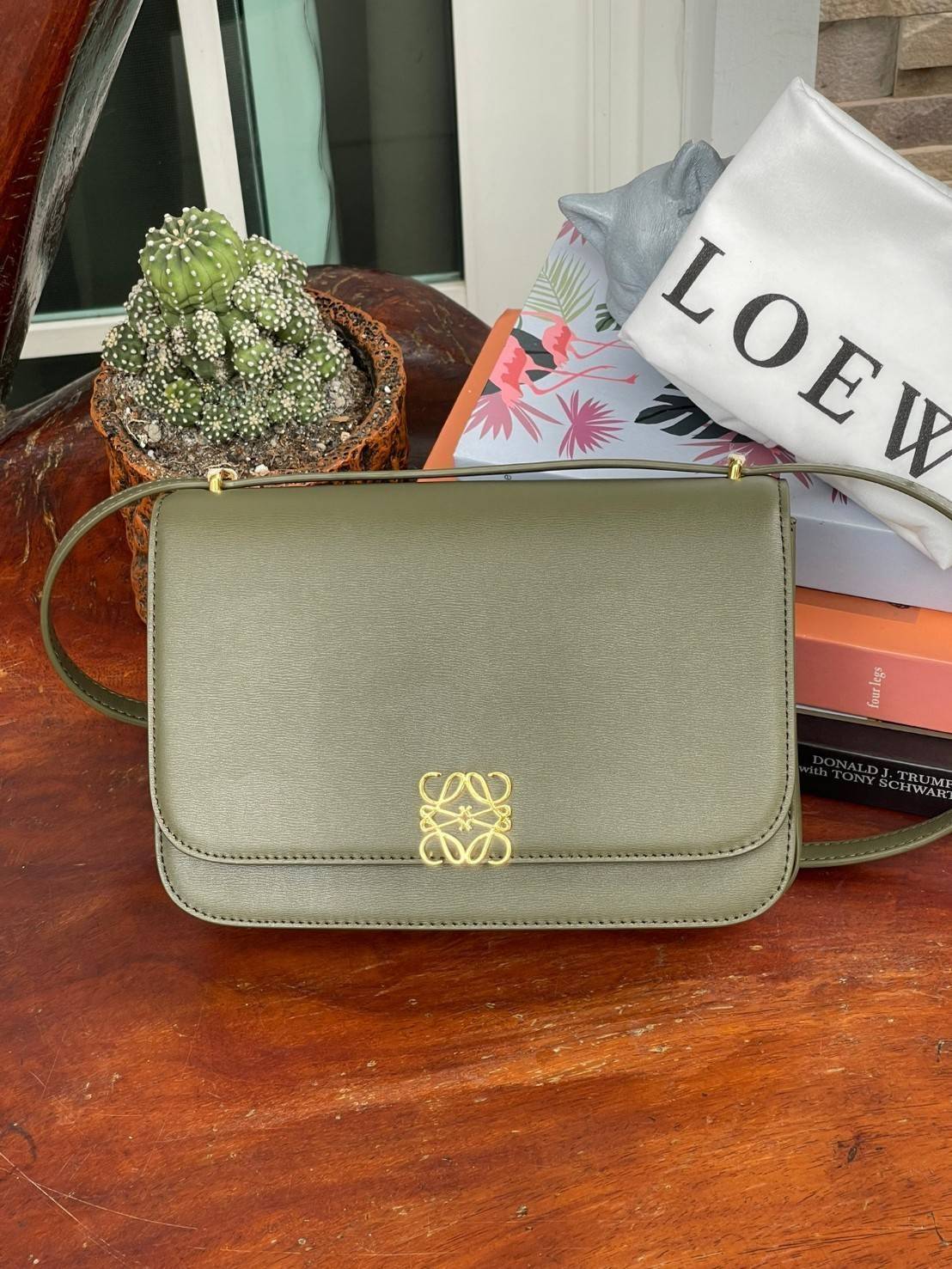 Medium : LOEWE Goya anagram leather shoulder bag กระเป๋าทรง GOYA รูปทรงกล่องอันคลาสสิกที่มาพร้อมรายละเอียดอันน่าค้นหา พร้อมด้วยโครงสร้างที่เปี่ยมไปด้วยสเน่ห์น่าค้นหา มีช่องใส่ของขนาดกว้างและเป็นทรงทำให้การจัดการสิ่งของต่างๆ ของสาวๆ นั้นง่ายดายมากยิ่งขึ้น 