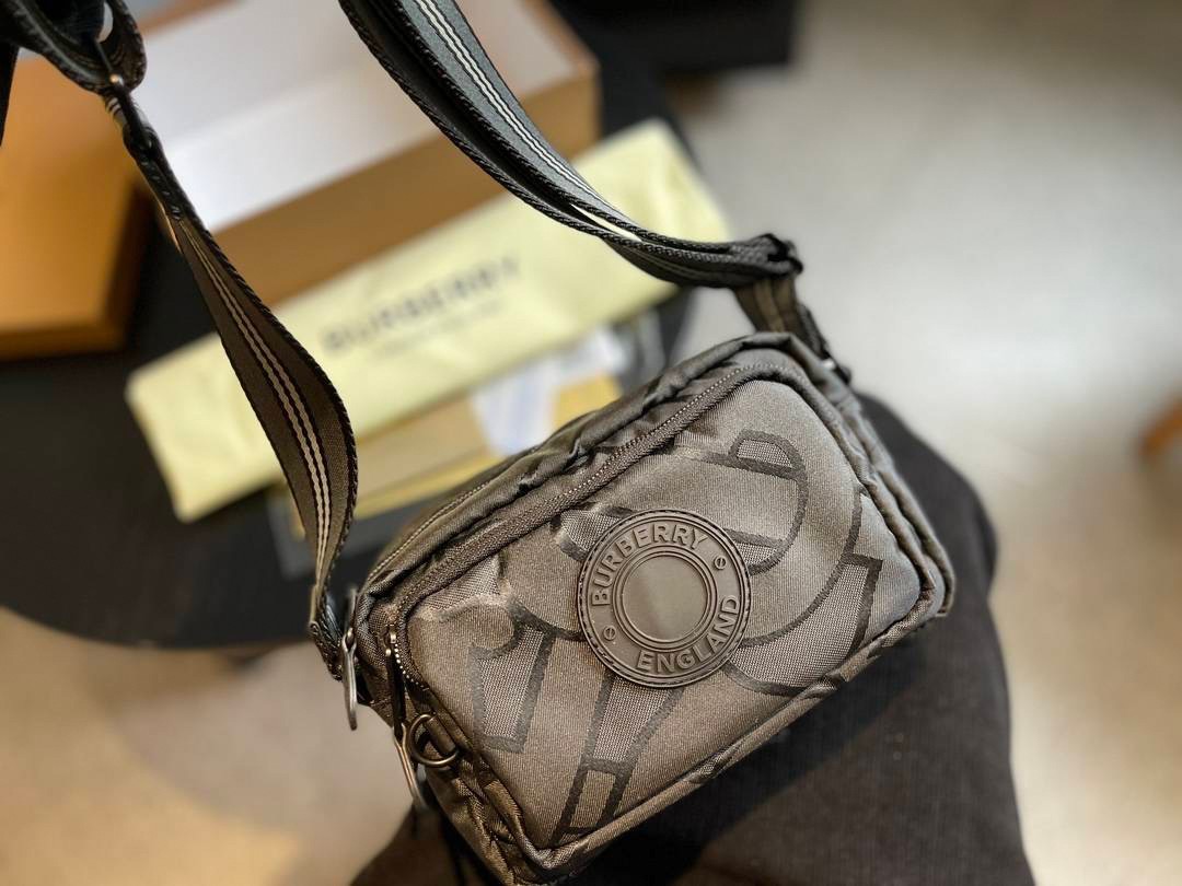 BURBERRY FRAGRANCES BELT BAG / Burberry Messenger nylon bag กระเป๋าสะพายข้างแบบ UNISEX ใช้ได้ทุกเพศ วัสดุไนลอน กันน้ำได้อย่างดี ลายสุดหรูตามแบบฉบับของแบรนด์