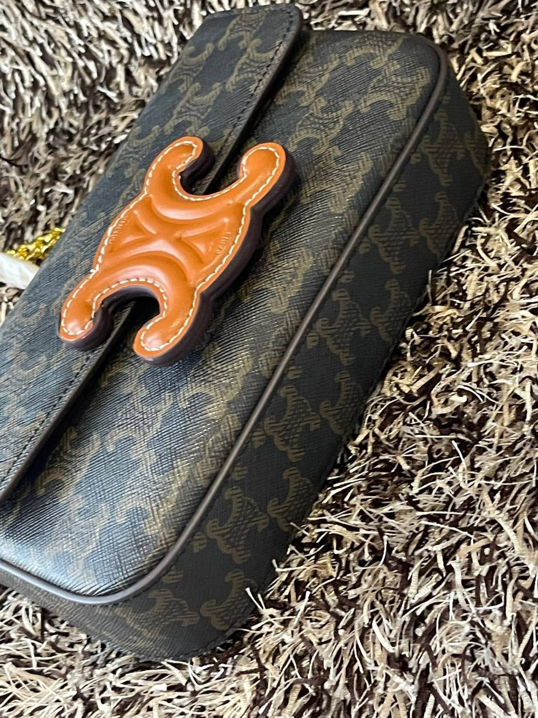 Celine Chain Shoulder Bag Cuir Triompe In Triompe เป็นกระเป๋าถูกประดิษฐ์ขึ้นในรูปทรงมินิมอล นับว่าเป็นกระเป๋าอีกหนึ่งรุ่นในซีรีส์ Triomphe ที่ได้รับความนิยมอย่างมาก โดยเป็นกระเป๋าสะพายไหล่ทรงสี่เหลี่ยมผืนผ้าที่อัดแน่นไปด้วยกลิ่นอายความคลาสสิกตามแบบฉบับของ