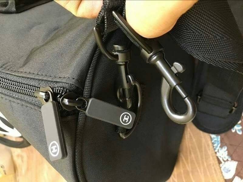 CHANEL Travel Bag กระเป๋าเดินทาง รุ่นสุดฮิตในหมู่ดาราเซเลปค่ะ วัสดุ NYLON เนื้อหนาสีดำด้านหน้ามีโลโก้ CC สีขาว ใบใหญ่จุใจสามารถใส่เสื้อผ้ารองเท้าของใช้ได้เยอะ น้ำหนักเบา กันนำ้ดูแลรักษาทำความสะอาดง่าย