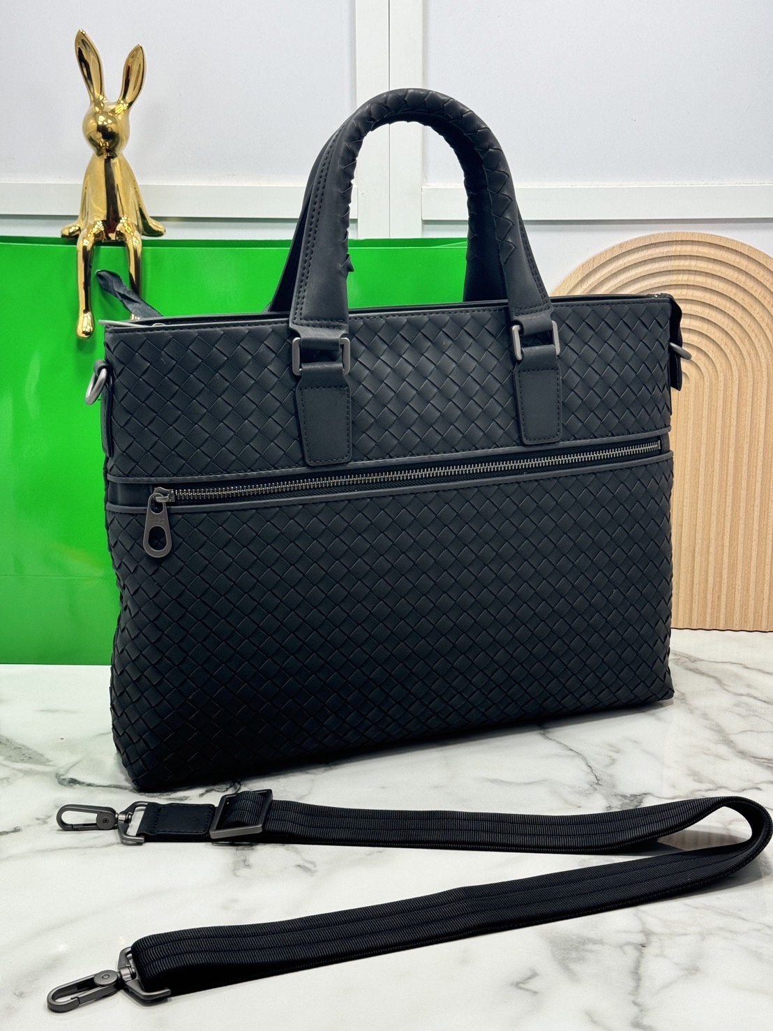 ORI หนังแท้ | Bottega Getaway Slim Intrecciato Leather Briefcase / Bottega Messenger Bag กระเป๋าใส่เอกสาร กระเป๋าทรงแมสเซ็นเจอร์ สวยเรียบหรูคลาสสิกเป็นเอกลักษณ์ โดดเด่นด้วยงานสานตาราง ดีไซน์เรียบง่าย แต่ดูแพง ไอเท็มสุดปัง!!