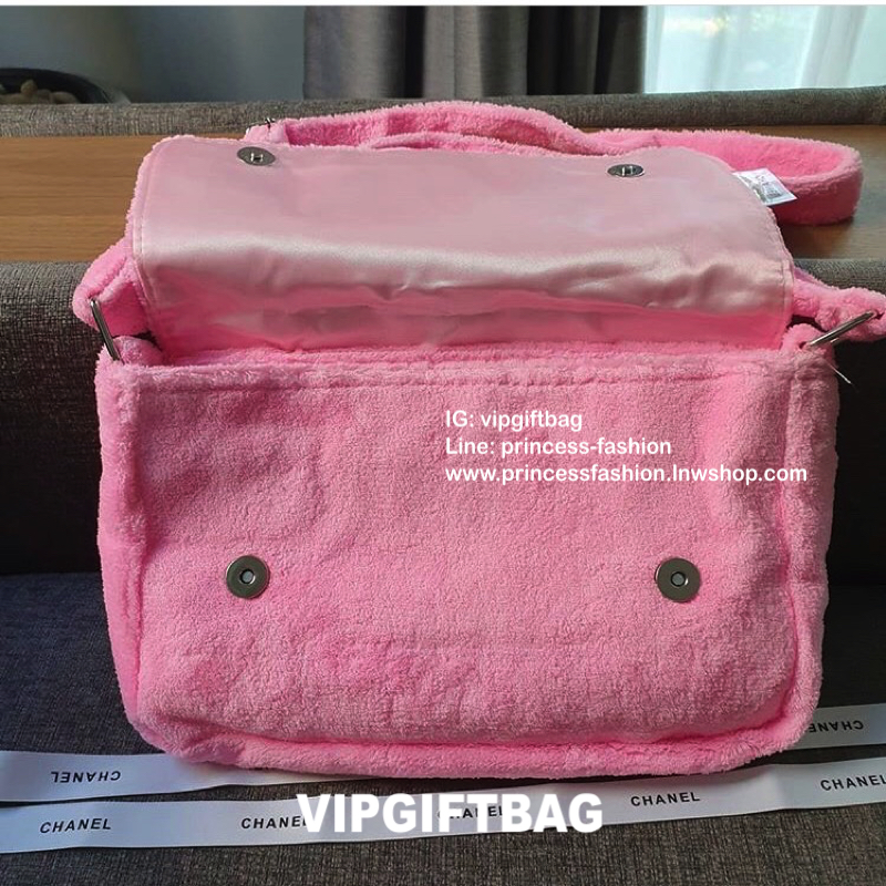 ชมพู MUST HAVE ITEM 2019 !! รุ่นยอดฮิตของ **วัยรุ่นสายสตรีท ทั่วโลก จากงาน CHANEL VIP GIFT **ของแท้100% **มีป้ายNOTFORSALE เป็นกระเป๋า ใบสวยรุ่นหายาก ขนาดกำลังดี ใช้ได้ทั้งหญิงชายเลยค่ะ ขนเฟอร์นิ่มมากกก เก็บของอย่างดี น้ำหนักเบา ด้านในมีช่องใส่ของจุกจิก M