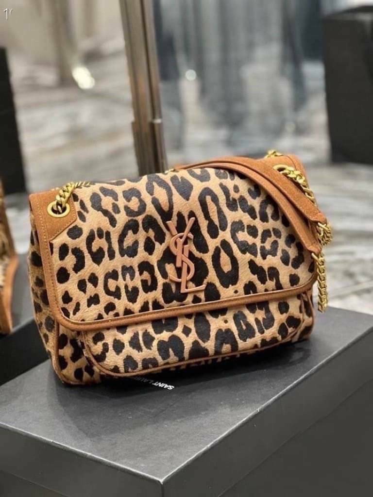 YSL Medium Leopard Niki Shoulder Bag / Saint Laurent Niki medium animal print shoulder bag กระเป๋าสะพายรุนใหม่ล่าสุด ลาย Leopard โดดเด่น งานสวย ด้านหน้าประดับโลโก้แบรนด์ และมีช่องสำหรับเก็บของที่หยิบใช้บ่อย ตอบโจทย์การใช้ชีวิตระหว่างวันได้ดีมากๆ สายสพายดี