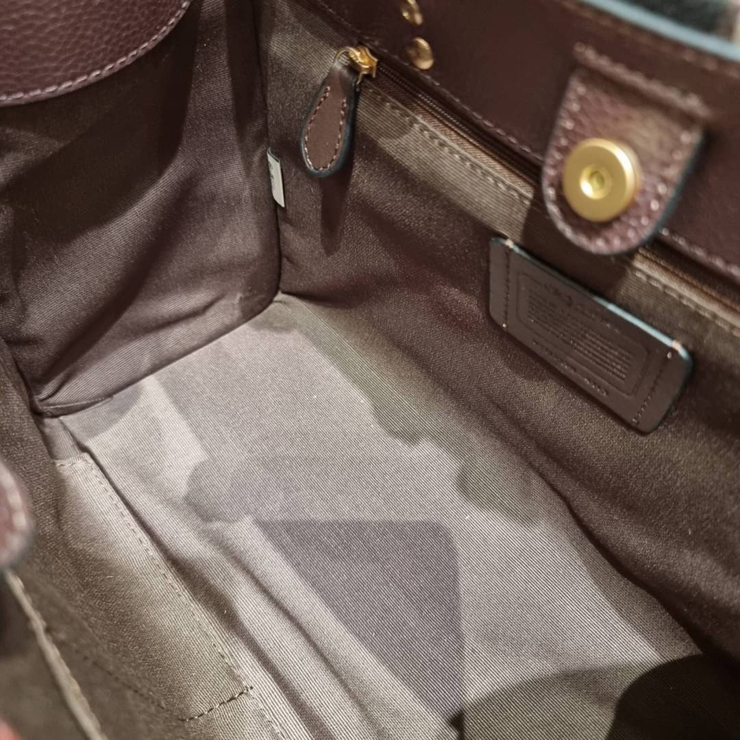 ใบใหญ่ COACH 4113 DEMPSEY CARRYALL IN SIGNATURE JACQUARD WITH STRIPE AND COACH PATCH ใบใหญ่ จุใจ คอลเลคชั่นใหม่ สีที่สาวๆรอคอย สวยคม ละมุนและมีความหรูในตัว กับกระเป๋าทรงโท้ท ไซส์ใหญ่ที่สามารถจุของได้แบบไม่ต้องกังวล ฟังก์ชั่นการใช้งานสะดวกที่สุด มีทั้งสายค