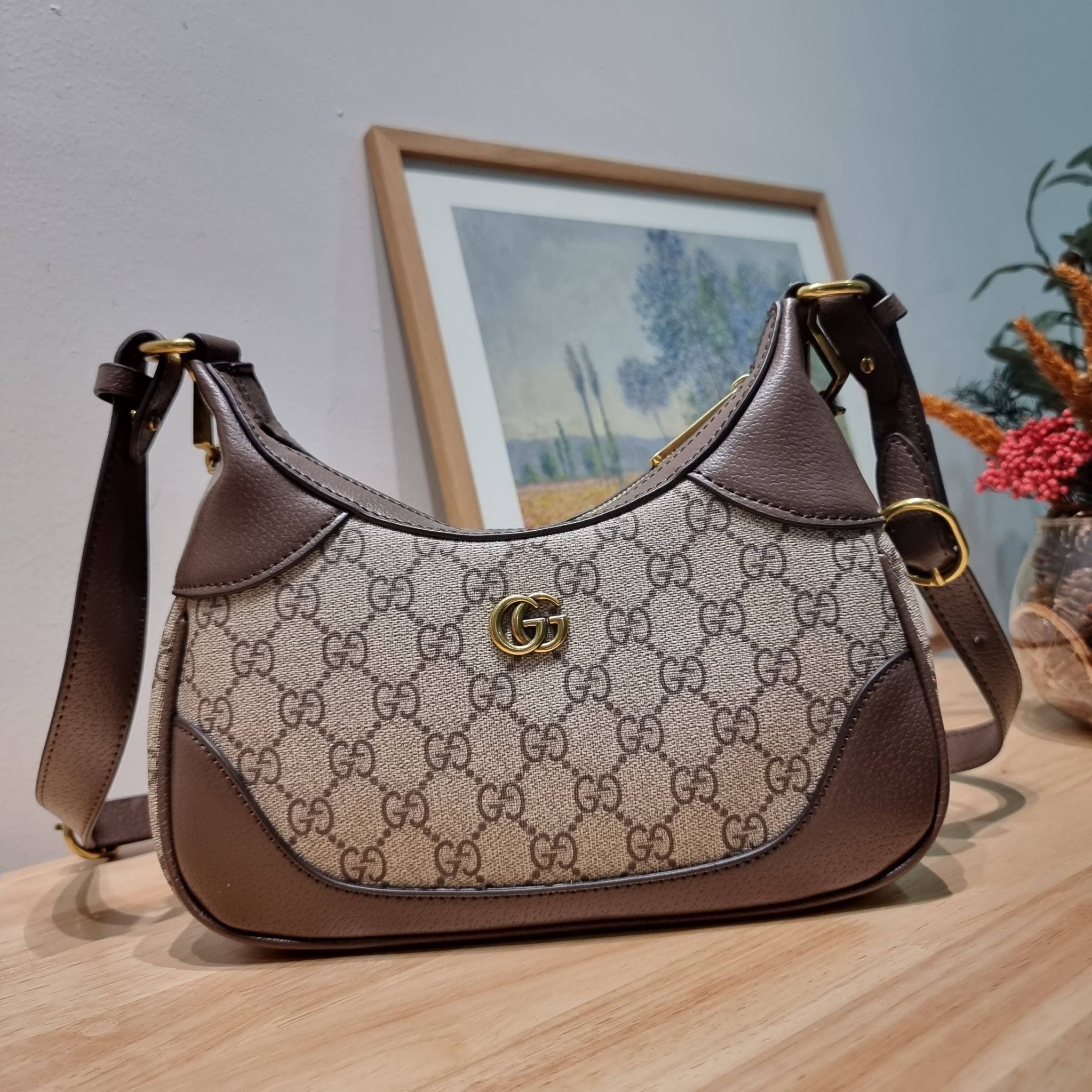 GUCCI Aphrodite small shoulder bag / GC crossbody pouch bag กระเป๋าสะพายทรงคลาสสิค ดีไซน์ย้อนยุคผสานความโมเดิร์นด้วยรูปทรงพอช ที่ใช้งานได้ทุกสไตล์ วัสดุหนังแคนวาส ทนทาน ภายในกระเป๋าเป็นช่องโล่ง สายสะพายมีลูกเล่นหลากหลาย มีให้ทั้งแบบโซ่คล้องไหล่ สายหนังที่