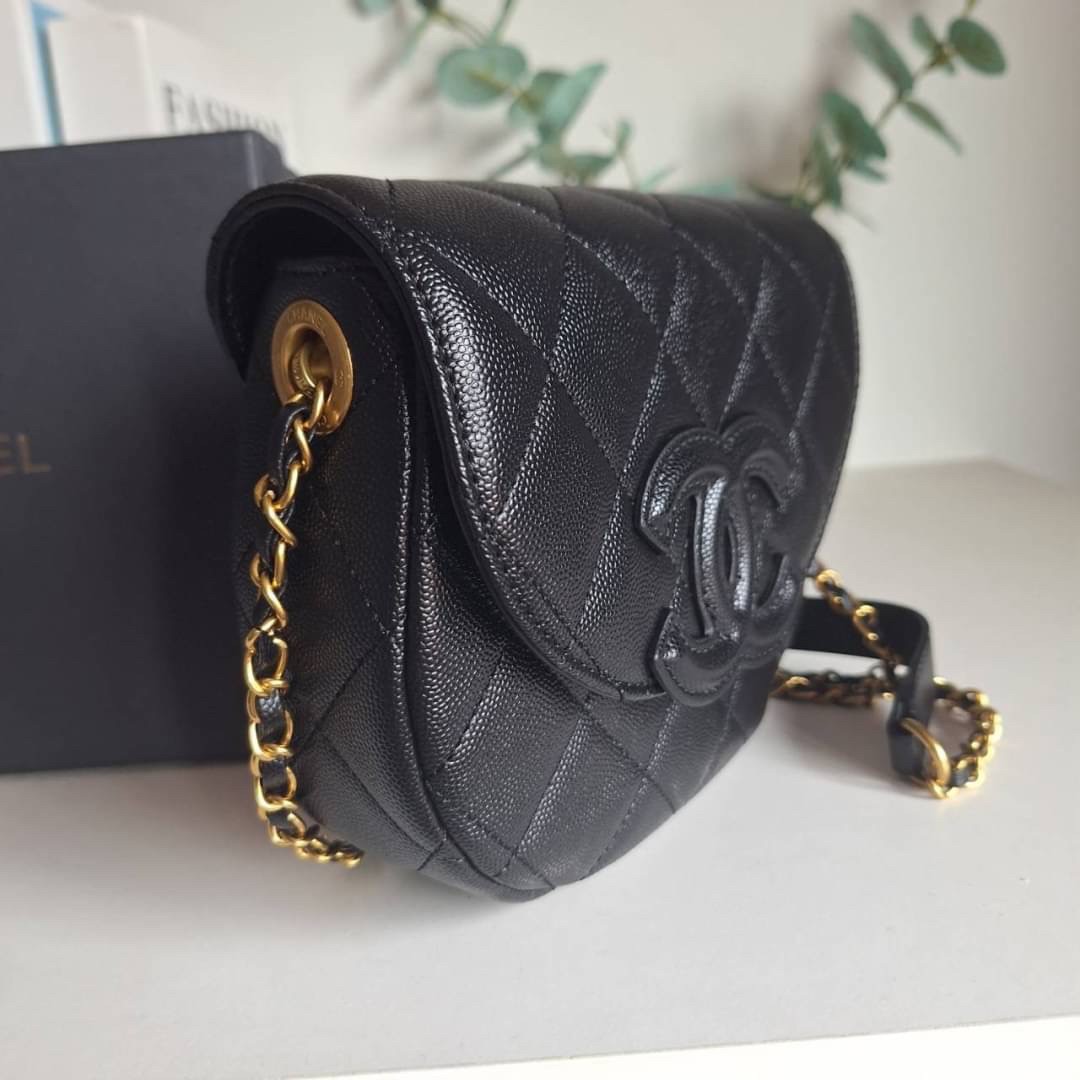 CHANEL VIP CROSSBODY CHAIN BAG กระเป๋าทรงครอสบอดี้ ที่กำลังมาแรงมาในตอนนี้ หนังพียูพรีเมี่ยมลายคาเวียร์ อะไหล่ทองวินเทจทั้งใบ ด้านหน้าประดับโลโก้หนูสุดหรู