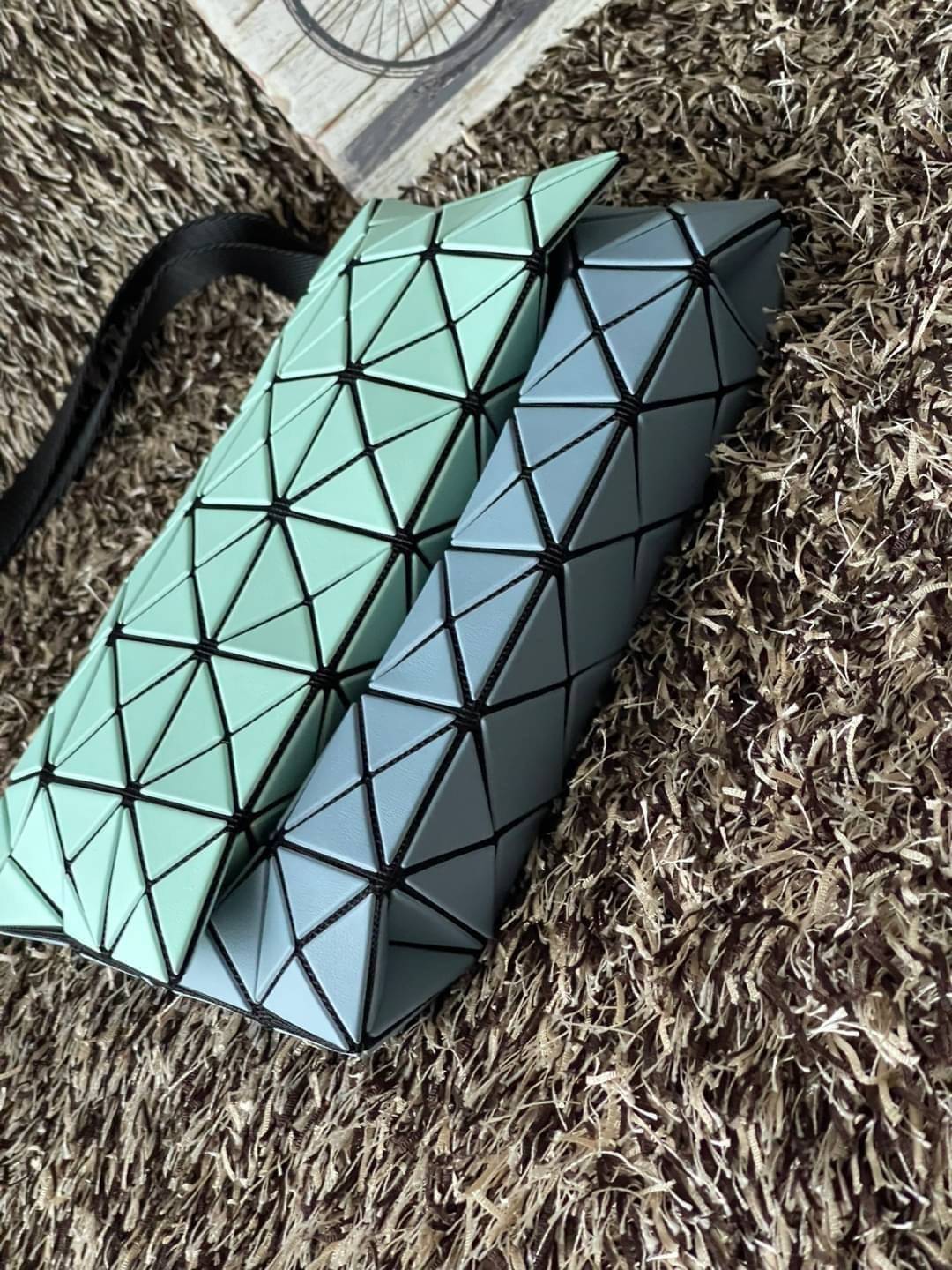 Baobao Issey Miyake Prism Kangaroo crossbody bag กระเป๋าสะพาย Crossbody รูปทรงสี่เหลี่ยมผืนผ้า ไซส์กำลังพอดี เห็นแบบนี้บอกเลยว่าใส่ของสำคัญได้แบบครบถ้วน ไม่ว่าจะเป็นโทรศัพท์ กระเป๋าตังค์ หรือพาวเวอร์แบงค์ จัดเป็นอีกหนึ่งรุ่นที่น่ารัก สายสะพายปรับได้ตามควา