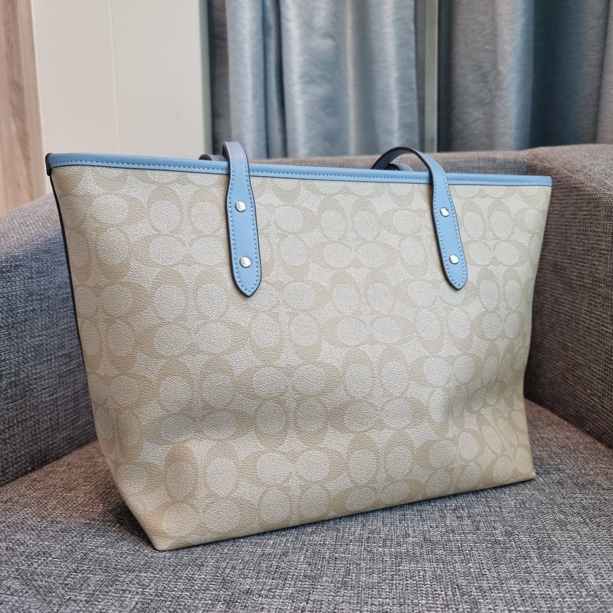 OUTLET 】COACH F58292 CITY ZIP TOTE IN SIGNATURE 16" รุ่นขายดี!! ไซส์ใหญ่ สีสวยมาให้แบบจัดเต็ม!! กระเป๋าถือทรงโท้ทใบใหญ่ สวยน่าใช้ทุกสี สะพายคล้องไหล่ได้เก๋ๆ จุของแน่นๆไปเลยจ้า!! วัสดุหนังแคนวาสคุณภาพ ปากกระเป๋าเปิด-ปิดด้วยซิป กันของหล่นได้ ถือไปไหนก็