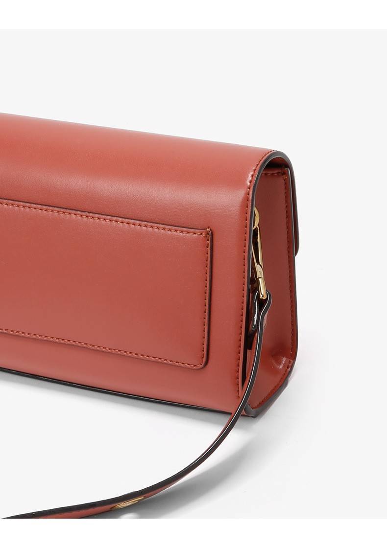 CHARLES AND KEITH CIRCULAR BUCKLE CROSSBODY BAG กระเป๋าสะพายครอสบอดีทรงคลัช ใบเล็กหนังเรียบสวย กระเป๋าสะพาย crossbody หนัง PU เรียบสวย สามารถถอดสายถือแบบคลัชได้ ด้านหน้าประดับด้วยตัวล็อค สุดเก๋ เป็นแผ่นกลมสีทองและสีเงิน ปั๊มแบรนด์ มาพร้อมสายสะพาย สามารถปร