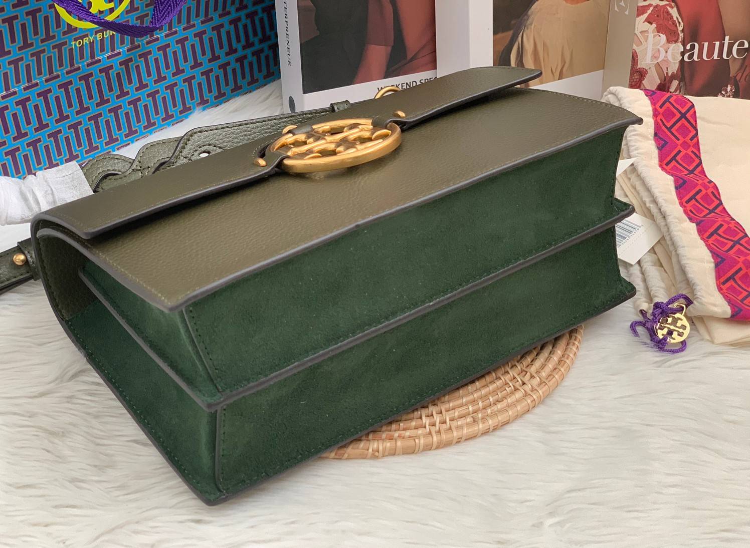 สวยจริงไม่จกตาจ้าา😘 TORY BURCH MILLER SHOULDER BAG BRAIDED STRAP LARGE ((81668)) พร้อมส่งที่ไทย! กระเป๋าหิ้วและสะพายไหล่ได้ในตัว หนังแท้ลายหนังสวยมากๆค่ะ ด้านหน้ามีอะไหล่โลโกแบรนด์ หรู สะพุดตาทีเดียว เปิดปิดกระเป๋าแบบฝาปิด ภายในมีช่องหลักใส่ของ2ช่