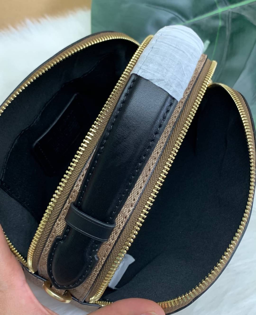 COACH SERENA SATCHEL CROSSBODY BAG กระเป๋าทรงโดมเล็ก น่ารัก แต่ใส่ของได้จุเลยทีเดียว!! มี2ช่องซิปหลัก ช่องค่อนข้างกว้าง สามารถใส่กระเป๋าเงินใบกลางได้;ของจำเป็นอื่นๆได้ครบเลยค่ะ มีช่องเล็กให้ใส่ของจุกจิก ด้านหลังมีช่องเล็กให้อีกช่องค่ะ พร้อมสายยาวถอดออกได้