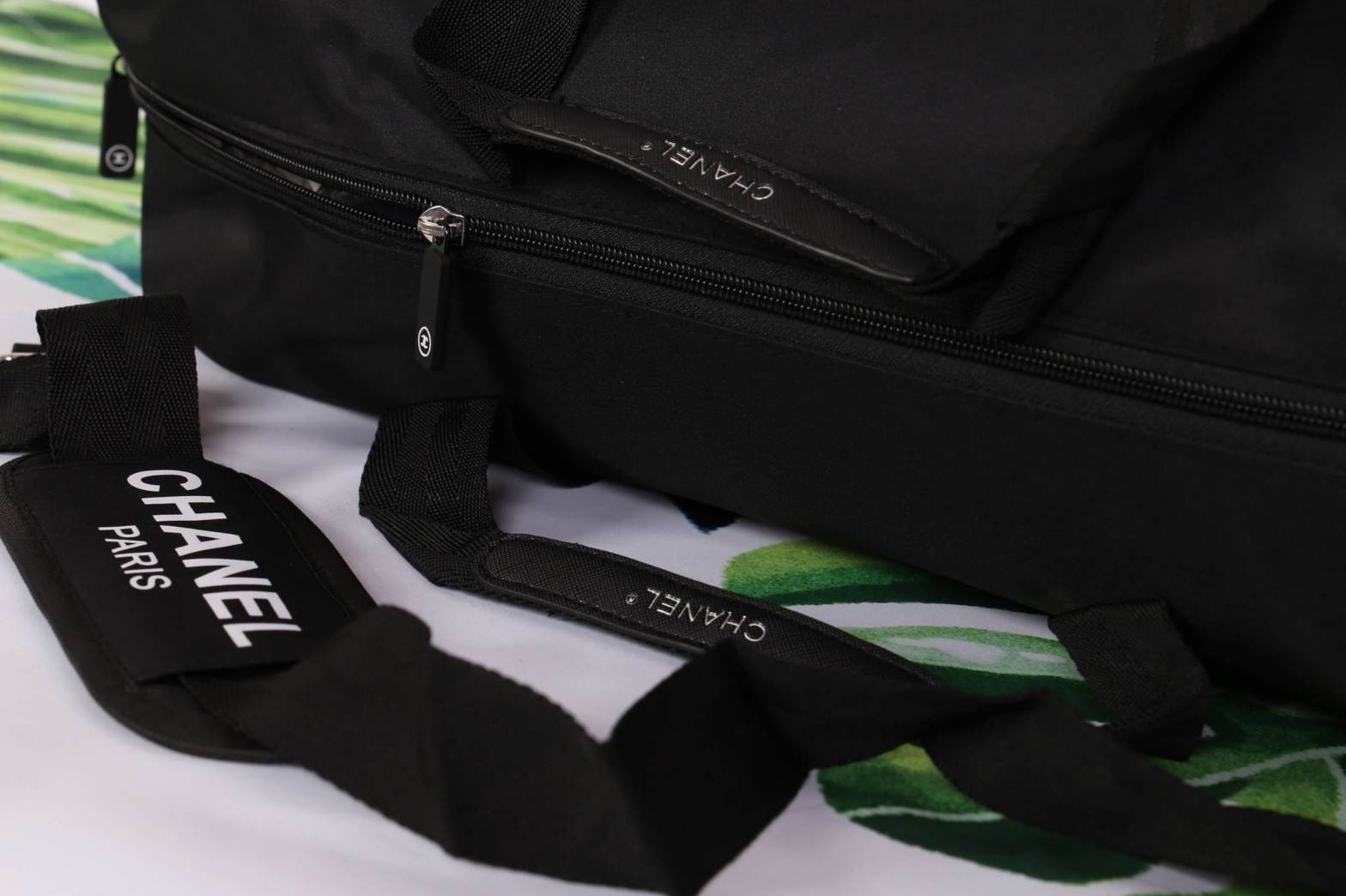 Chanel Authentic VIP Gift Bag Duffle Gym Travel สินค้าเป็นของแท้ รุ่นใหม่ จากเค้าเตอร์เครื่องสำอาง/น้ำหอมของแบรนด์- Chanel vip gift bag ของแท้ 100% ใช้เป็นกระเป๋าเดินทาง/ไปฟิตเนส ไปยิมหรือต่างจังหวัดได้สบายเลยค่ะ หัวซิปปั้มโลโก้ ด้านในเป็นช่องกว้าง และช่อ